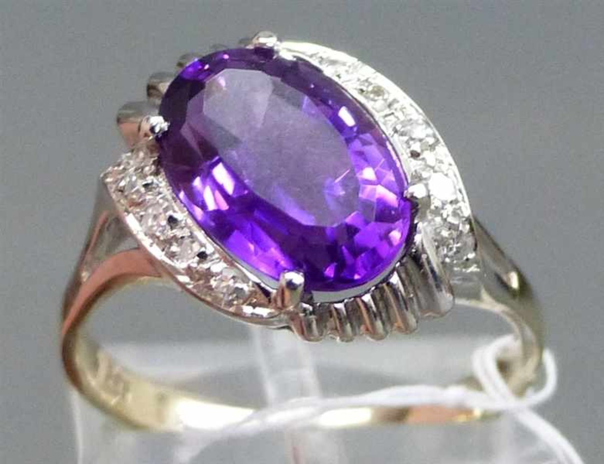 Damenring 14 kt. Weißgold, 1 ovaler Amethyst, 10 kl. Diamanten, durchbrochen gearbeitet, ca. 4 g