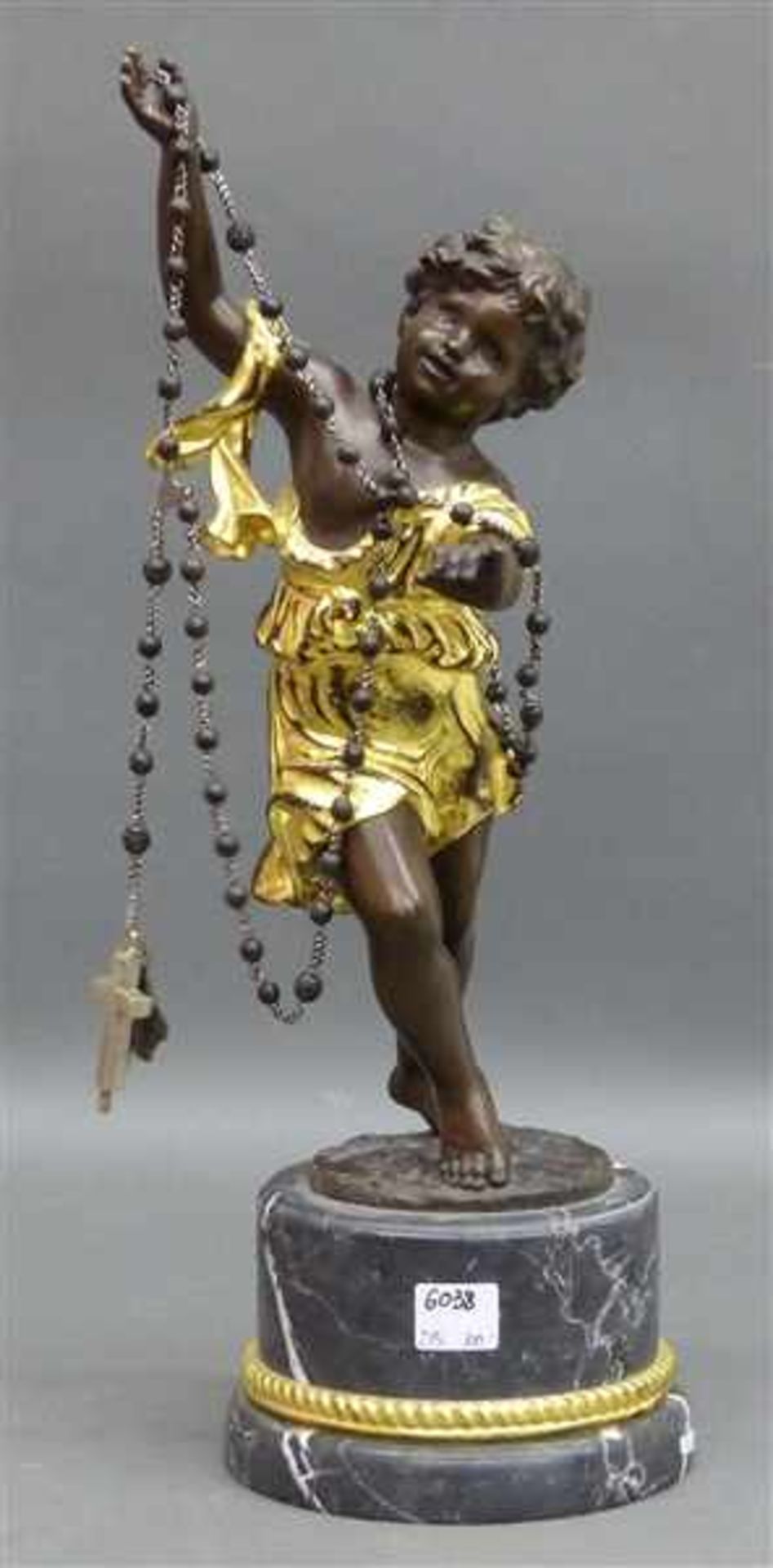 Bronze stehender Putto, teilvergoldet, neuzeitlich, auf Marmorsockel, h 40 cm,