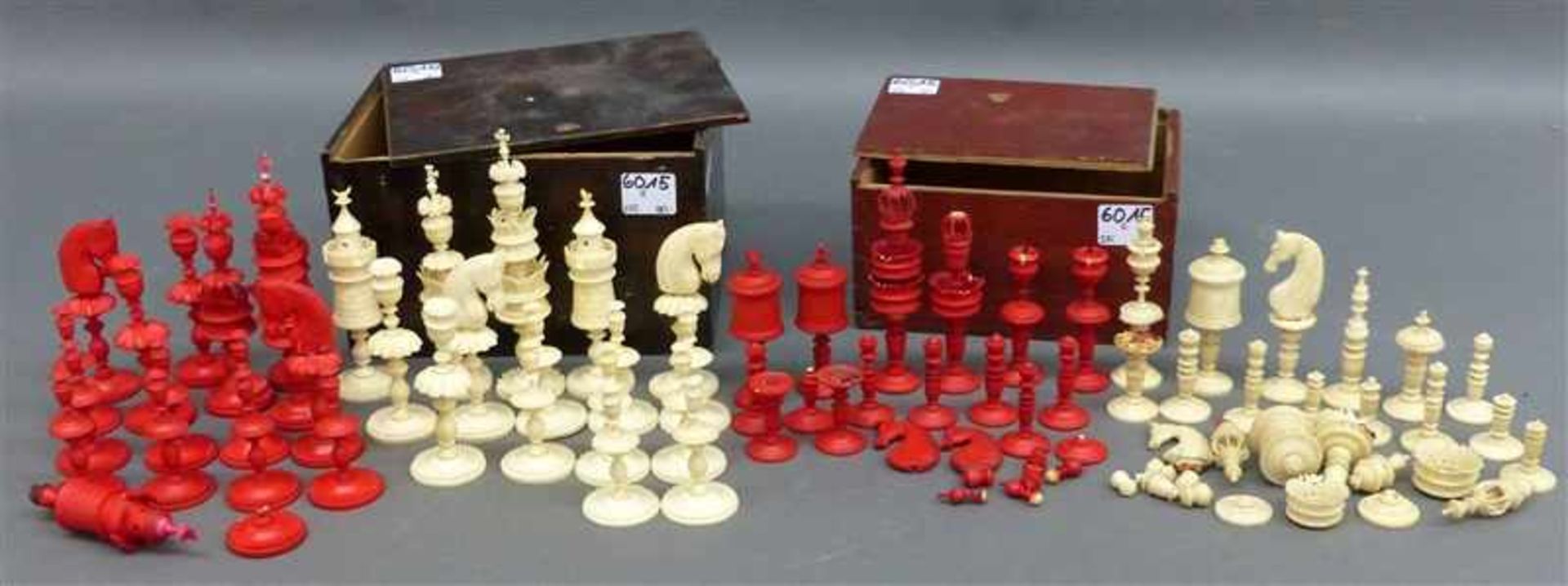 Paar Schachspiele, 19. Jh. Elfenbein, rot und weiß, 1 x komplett, 1 Turm beschädigt, beschnitzt,