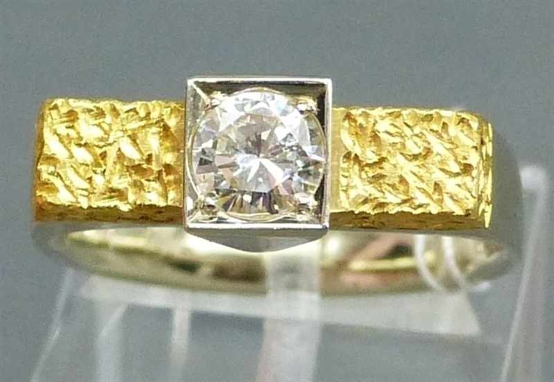 Designer Ring 18 kt. Weiß- und Gelbgold, 1 Brillant ca. 0,55 ct., getöntes weiß, si, teilweise