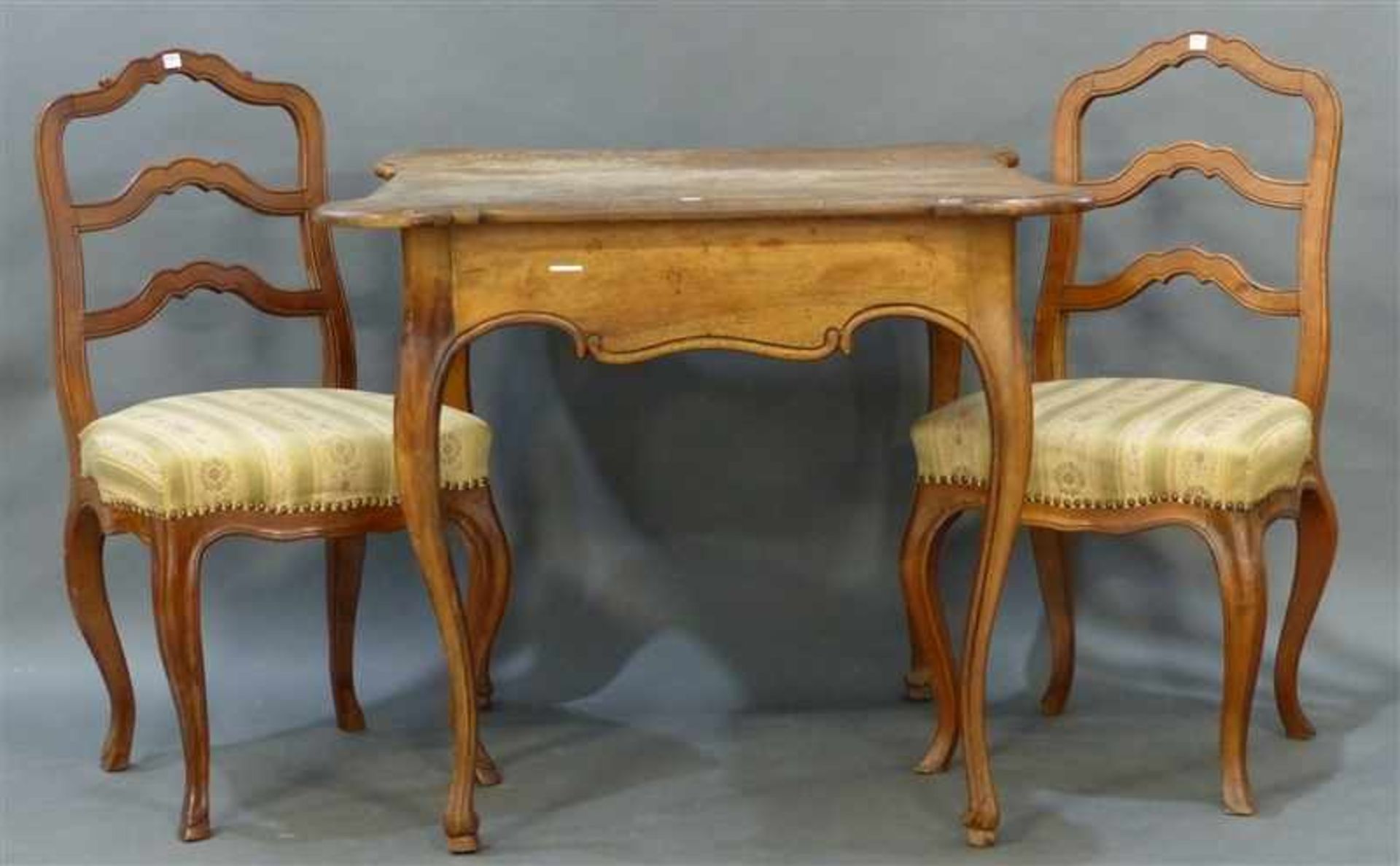 Sitzgarnitur Barock, Tisch mit 2 Stühlen, Nußbaum, gebogte Beine, um 1800, Platte beschädigt,