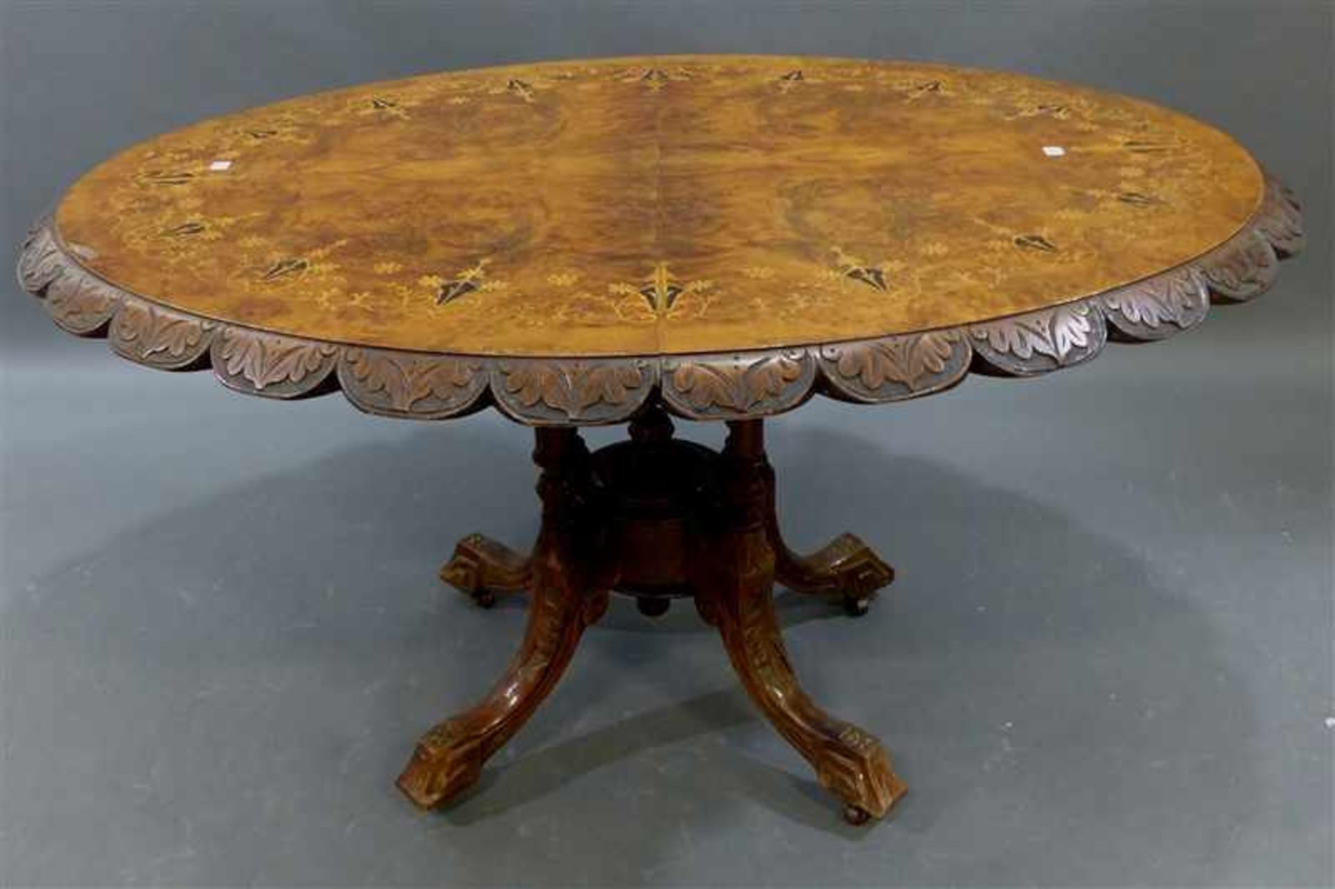 Tischplatte mit gedrechseltem Holzfuß, viergeteilt, ovale Platte, Wurzelfurnier mit umlaufenden