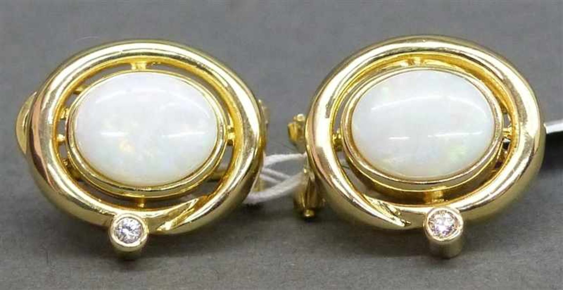 Paar Ohrclipse 14 kt. Gelbgold, 2 Opale, 2 kl. Diamanten, mit Dorn, ca. 8 g schwer,