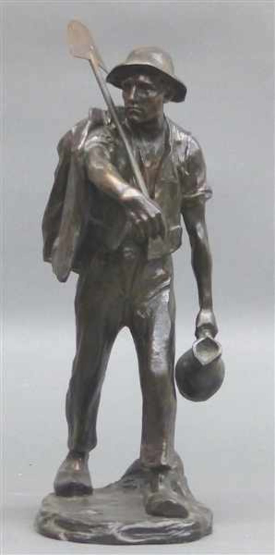 Bronzeskulptur Mann mit Krug und Schaufel, um 1920, unleserlich signiert, h 40 cm,