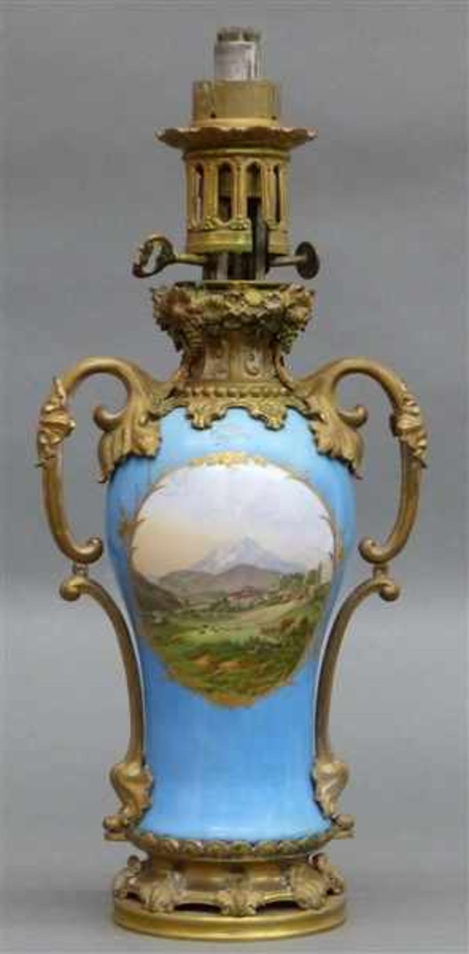 Lampenfuß Porzellan, wohl Sevres, 19. Jh. blauer Fond, Medaillonbemalung, Bergdorf mit Tieren und