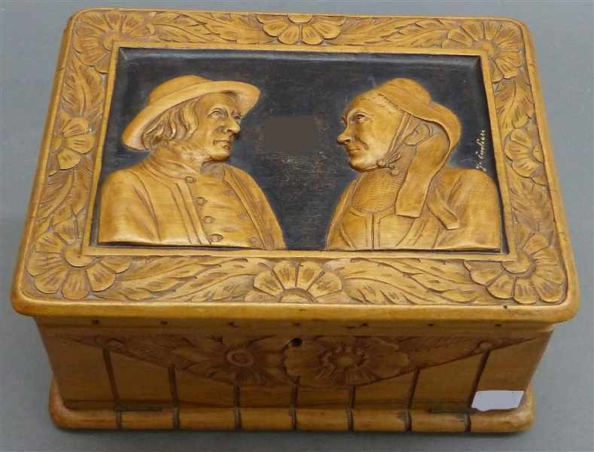 Zigarrenschachtel Holz, beschnitzt, floraler Dekor, mittig Mann und Frau, 20. Jh., h 13 cm, b 23 cm,