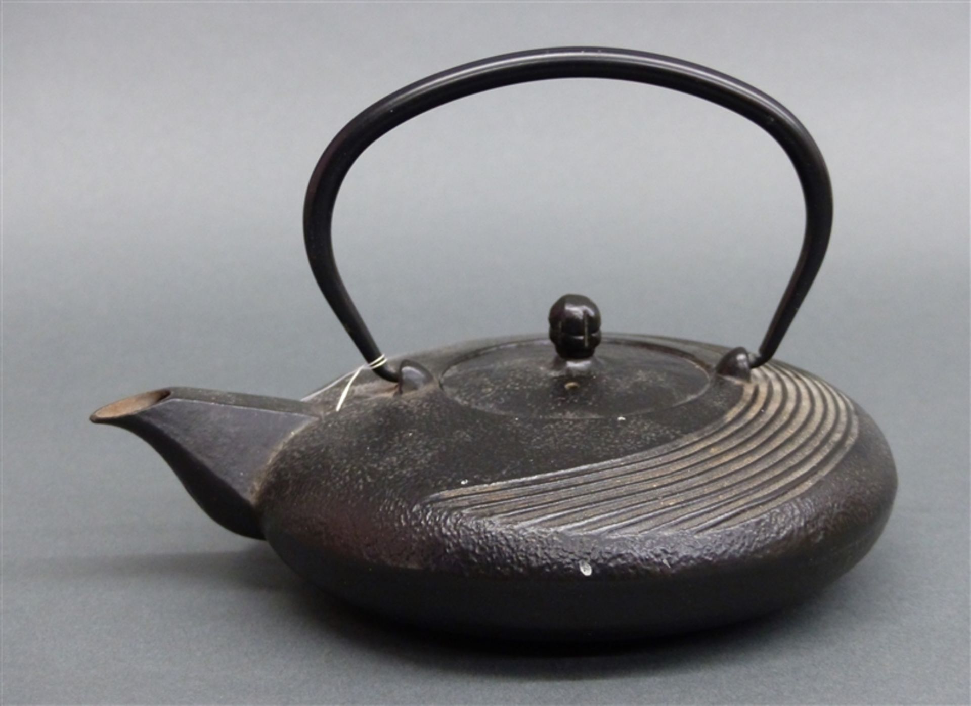 Teekanne Eisen, Japan, 19. Jh., mit Tragegriff, h 18 cm,
