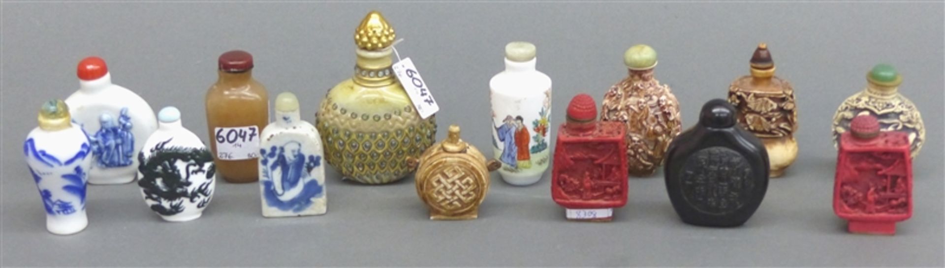 Konvolut Snuffbottles China, 14 St., verschieden, Porzellan, Glas, Stein, Rotlack, 2 x Masse,