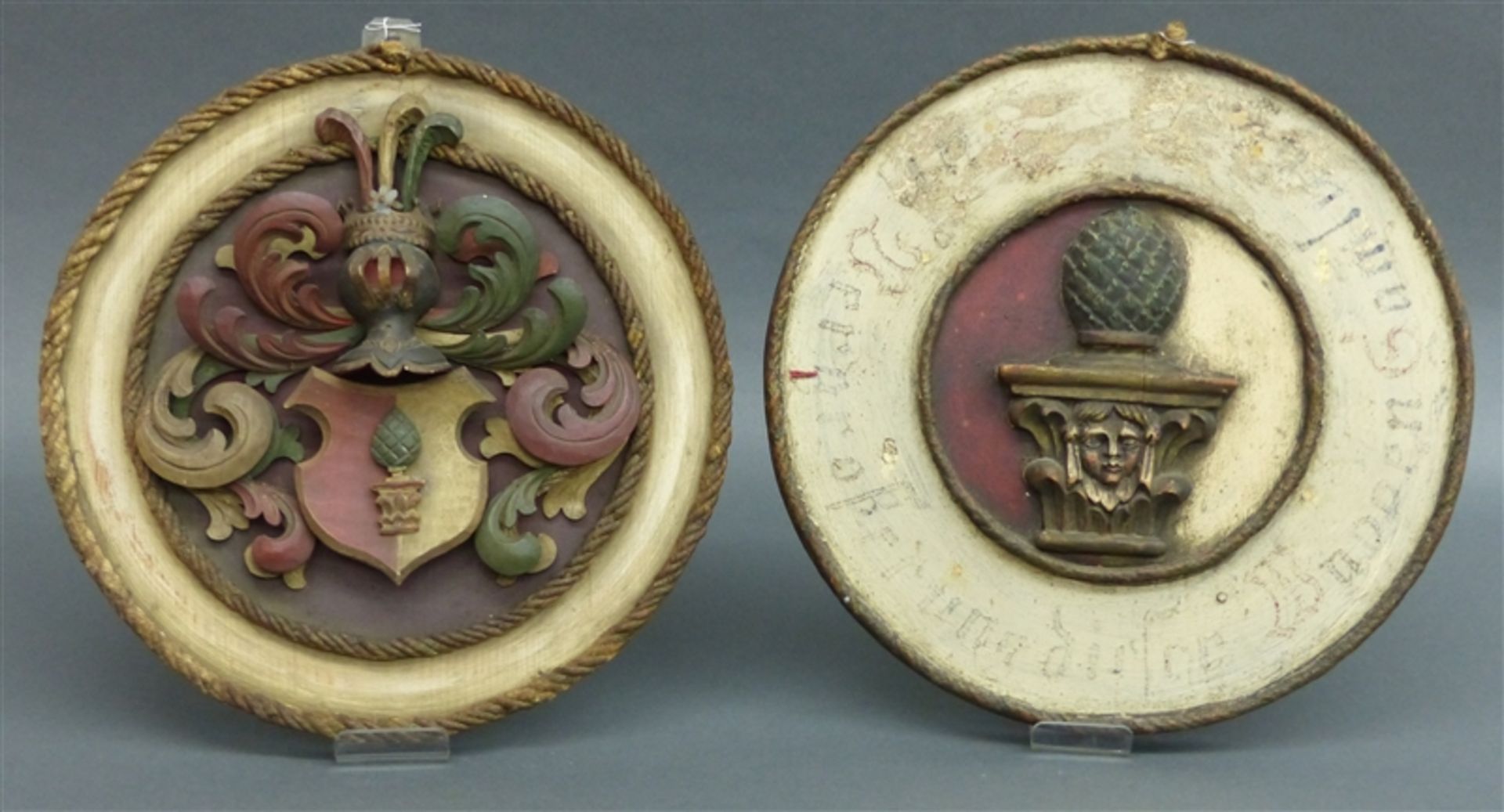 Paar Wappenschilder Augsburg Holz, geschnitzt, 1 Wappenschild mit Helm, bemalt: 1 Augsburger