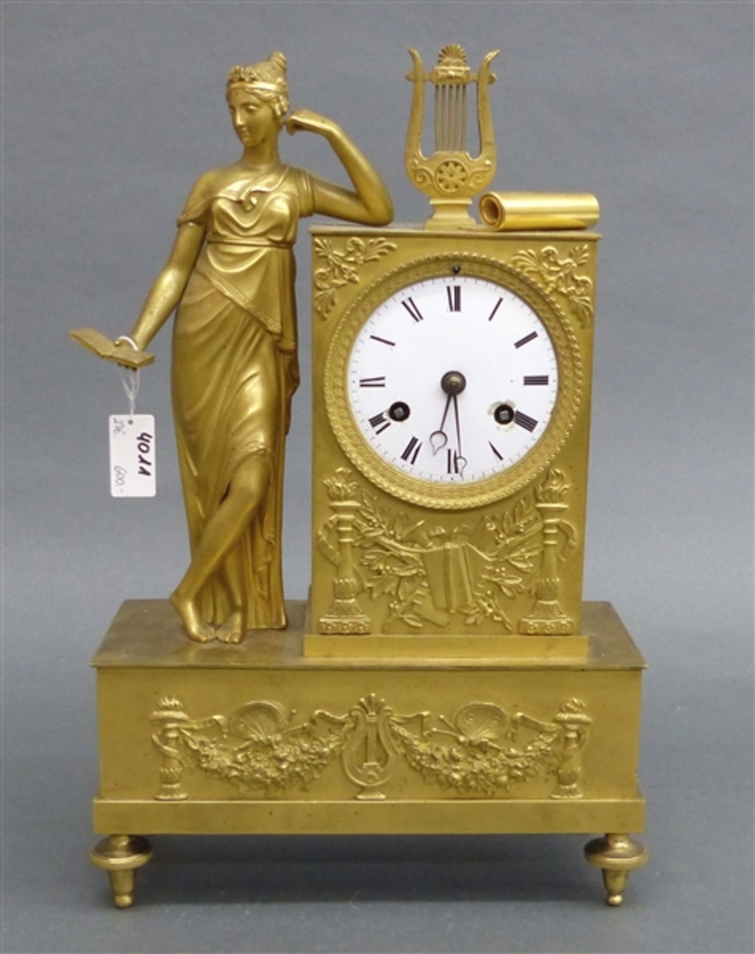 Empiretischuhr Frankreich, figürlich ausgearbeitet, "Römerin mit Buch und Lyra", Reliefdekor,