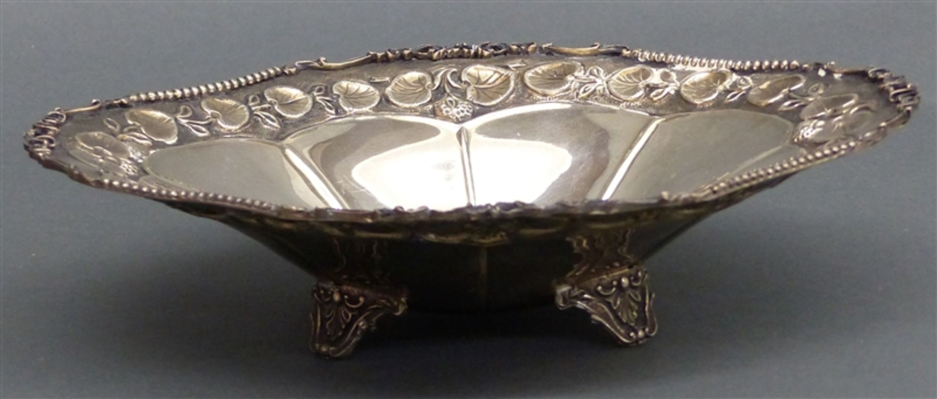 Zierschale 925er Silber, punziert, oval, Reliefrand mit Blattdekor, auf 4 Füßchen, ca. 244 gr.,