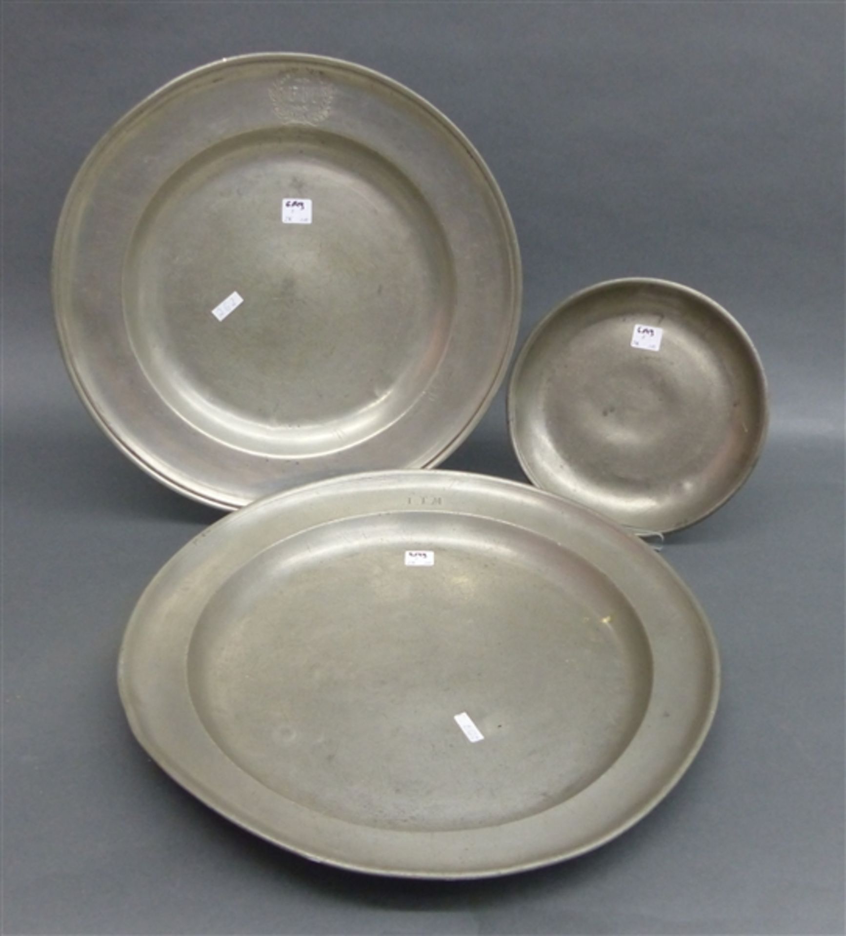 Konvolut Zinn 3 Platten, 19. Jh., teilweise graviert, rund, 21 - 39 cm,