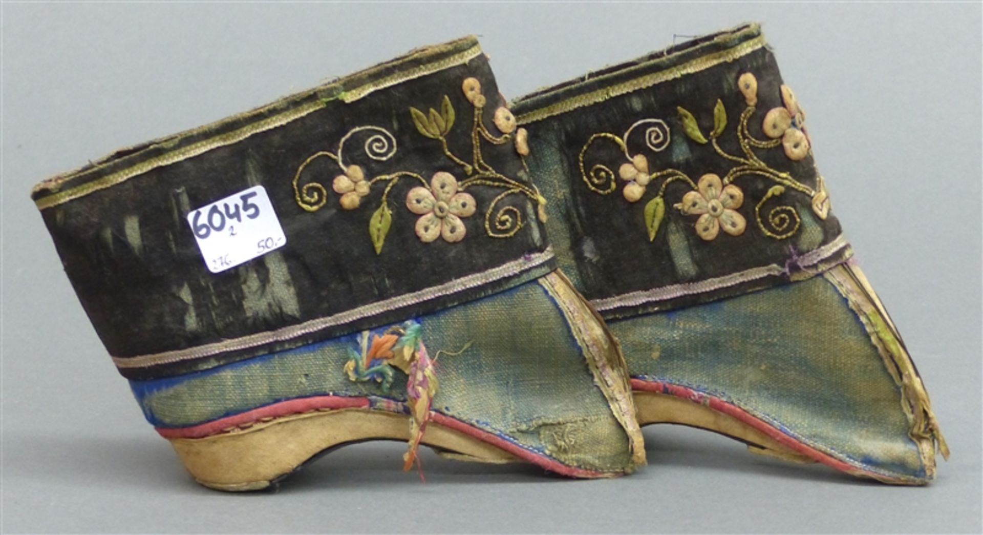 Paar Lotus-Schuhe Fragment, China, 19. Jh., mit Seide bestickt, beschädigt, h 13 cm,