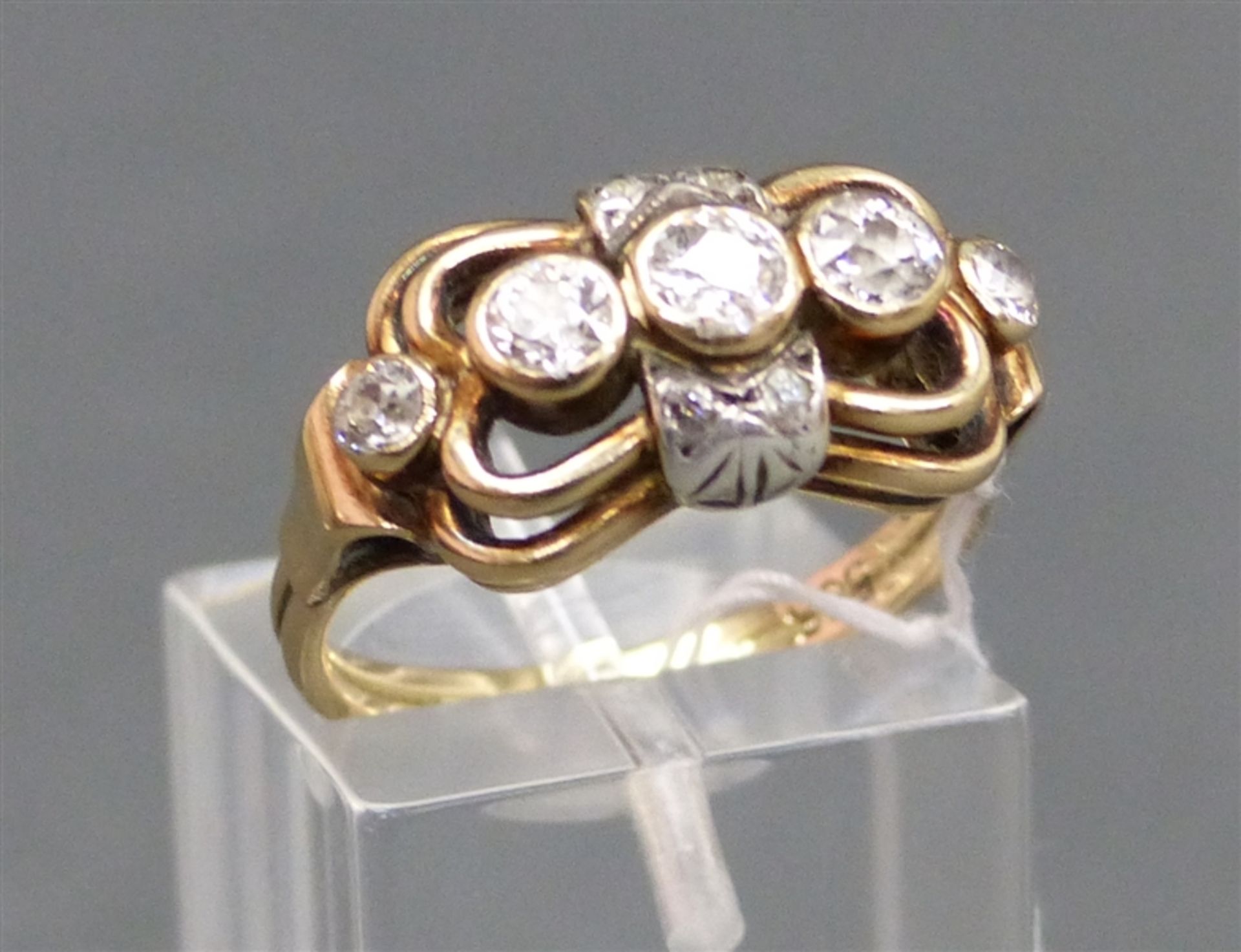 Damenring, um 1900 14 kt. Gelbgold, mit 5 Diamanten besetzt, zus. ca. 0,60 ct, durchbrochen