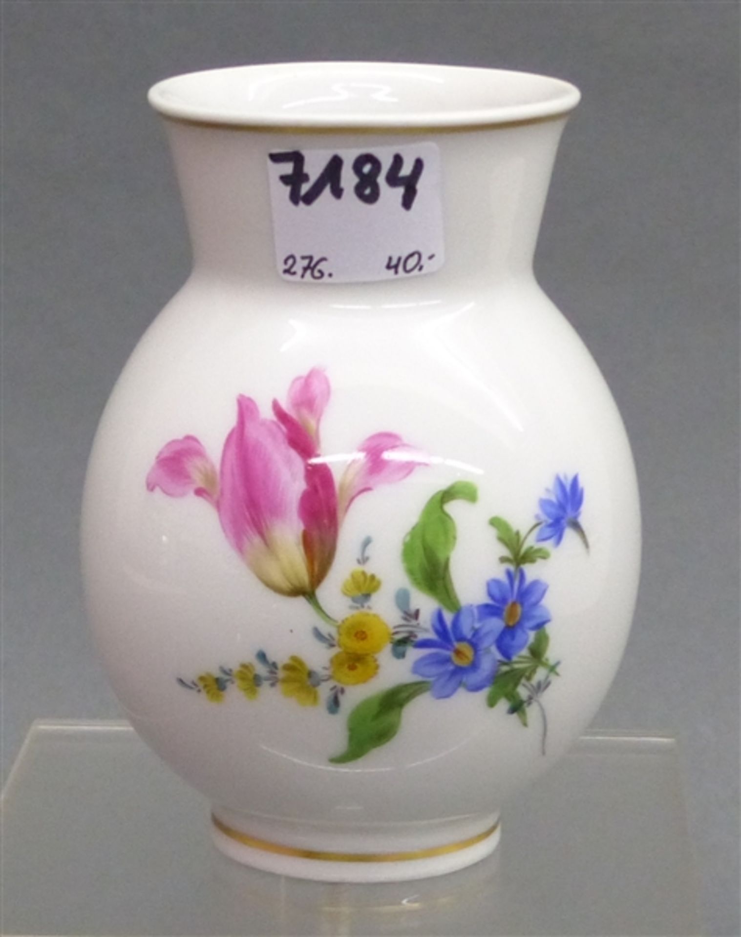 Ziervase Porzellan, Manuf. Meissen, Blumenmalerei, blaue Schwertermarke, 1. Wahl, h 11 cm,