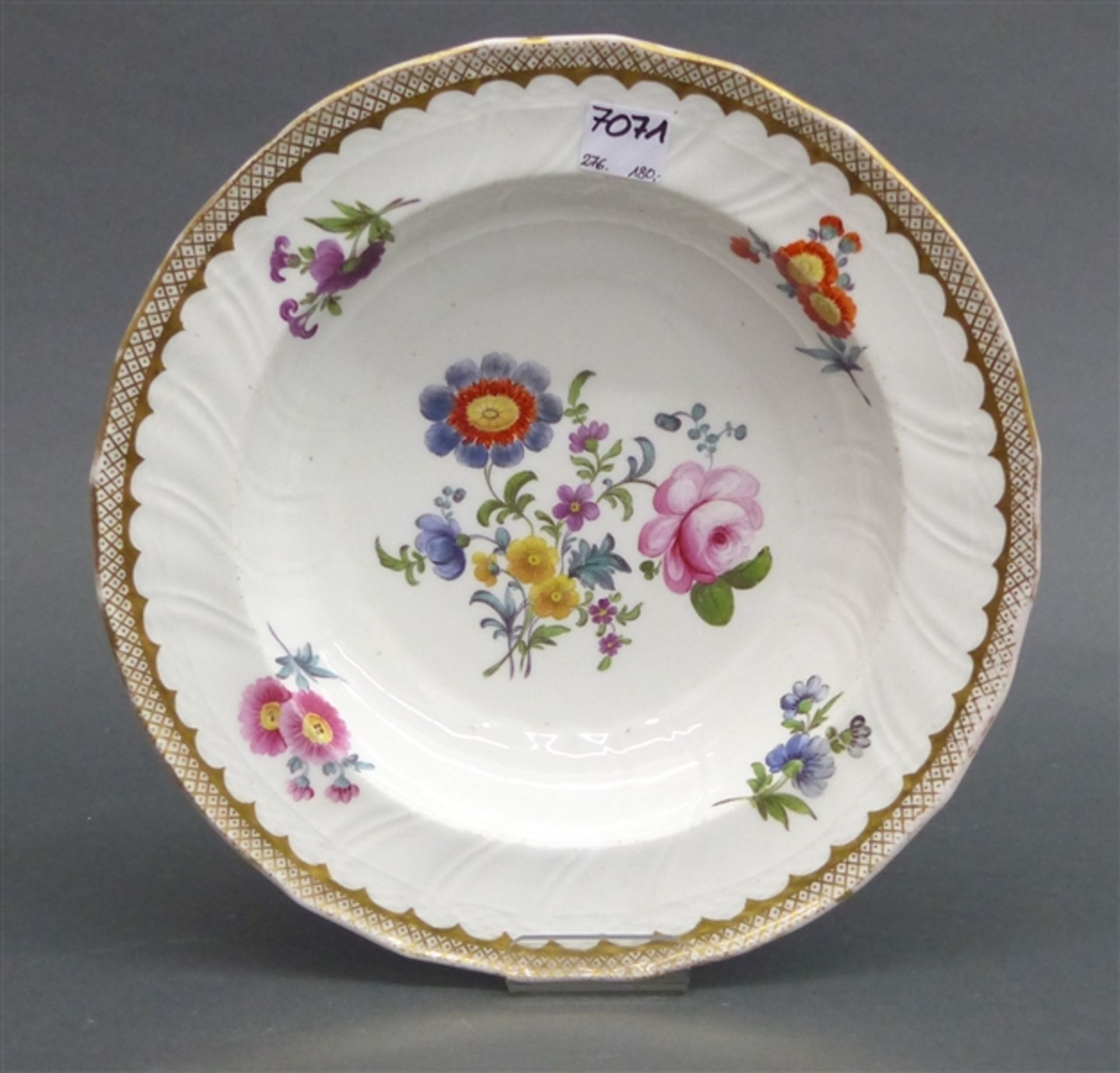 Zierteller, um 1800 Porzellan, wohl Meissen, Blumenmalerei, Reliefrand, teilvergoldet, d 25 cm,