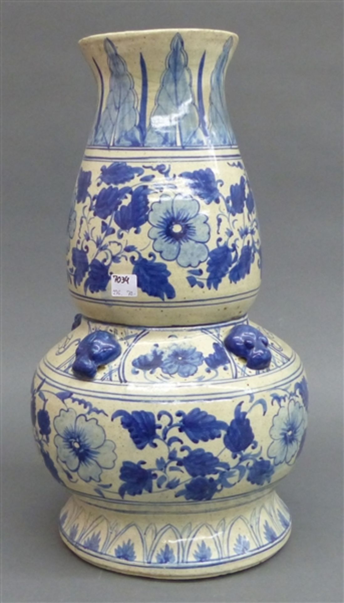 Porzellanvase, um 1900 bemalt, blau-weißer Blumen- und Rankendekor, kleiner Brandriss, h 45 cm,