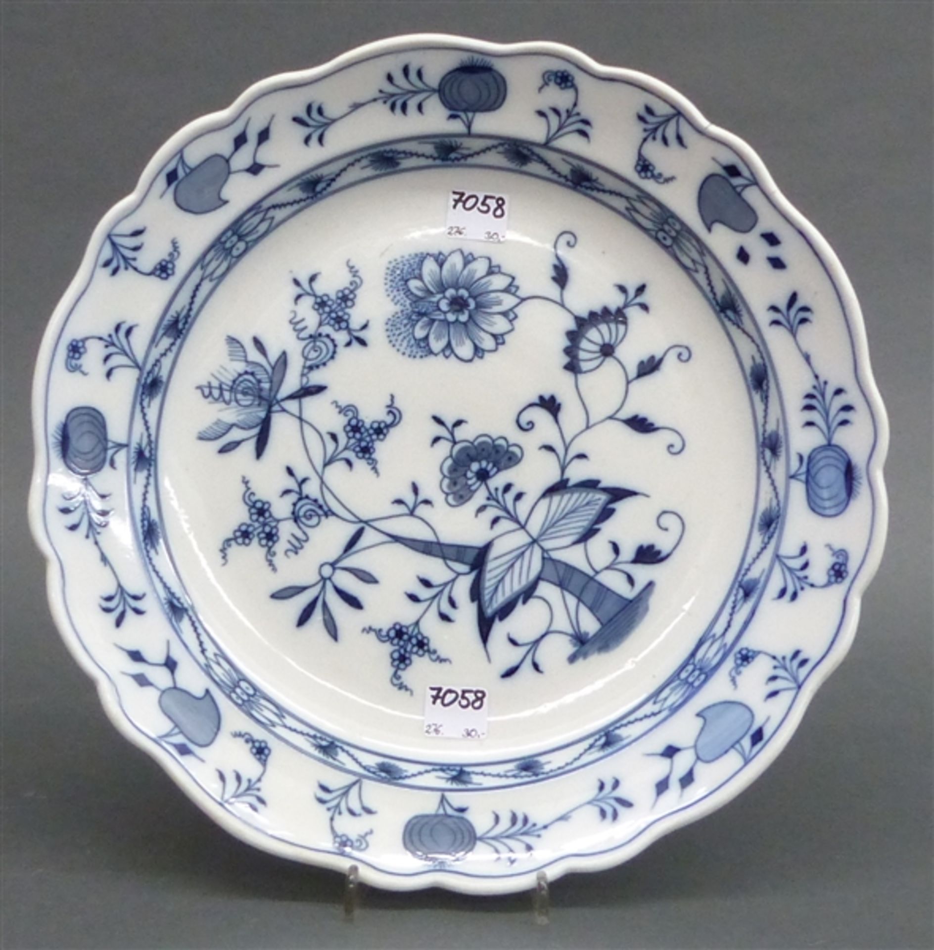 Porzellanteller Zwiebelmusterdekor, blaue Bodenmarke, Manufaktur Stadt Meissen, Brandriss, d 30 cm,