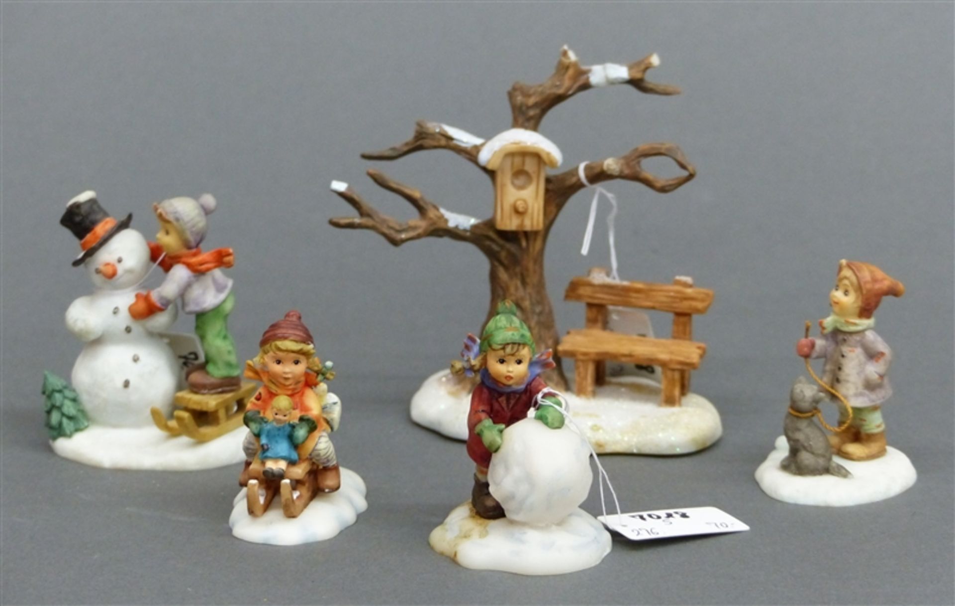 Konvolut 5 Hummelfiguren, winterliche Motive und Baum mit Bank, Masse, Spezialedition, mit