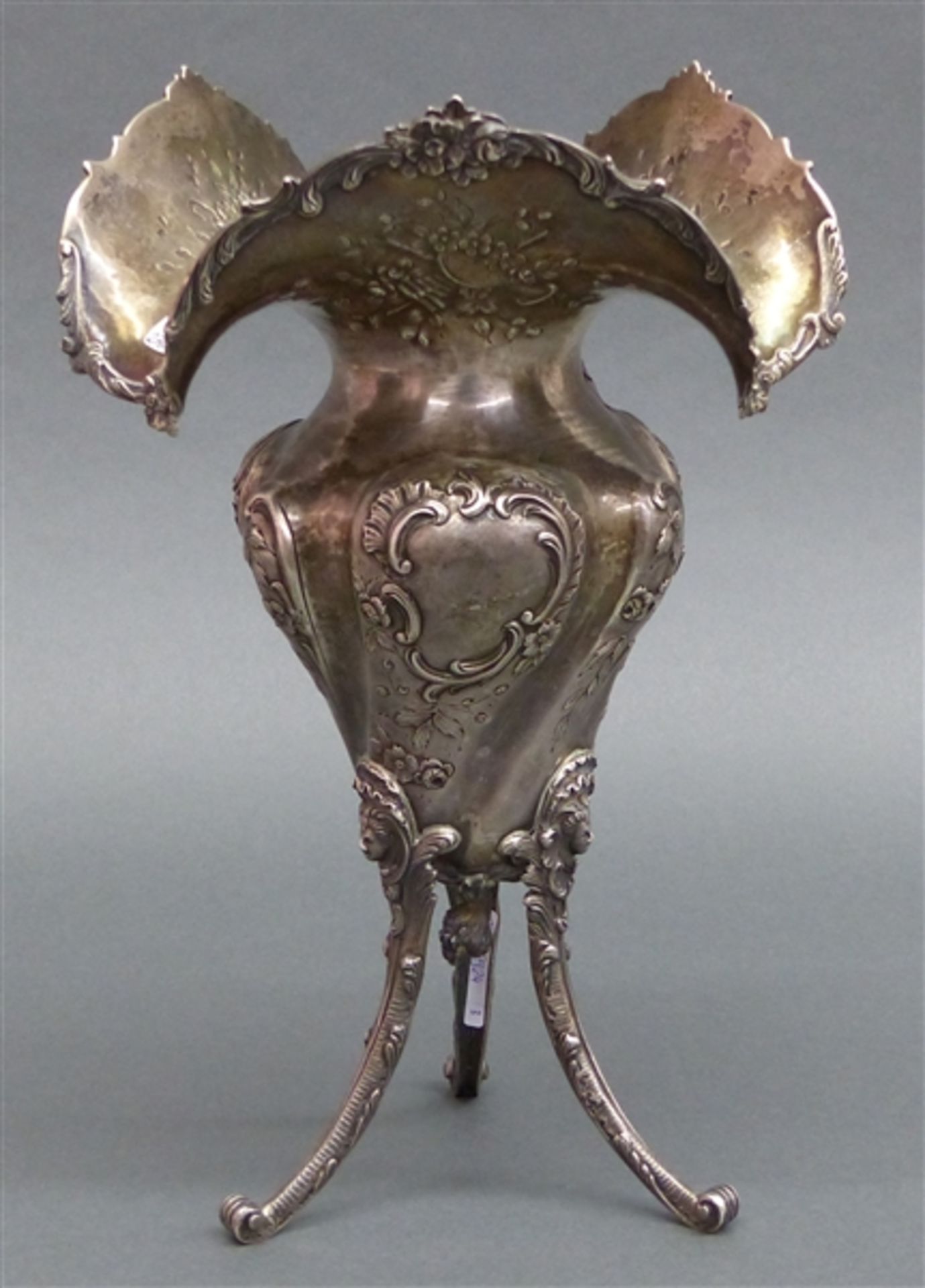 Ziervase Silber, um 1900, punziert, gewellter Rand, Reliefdekor mit Blumen, Ornamenten und