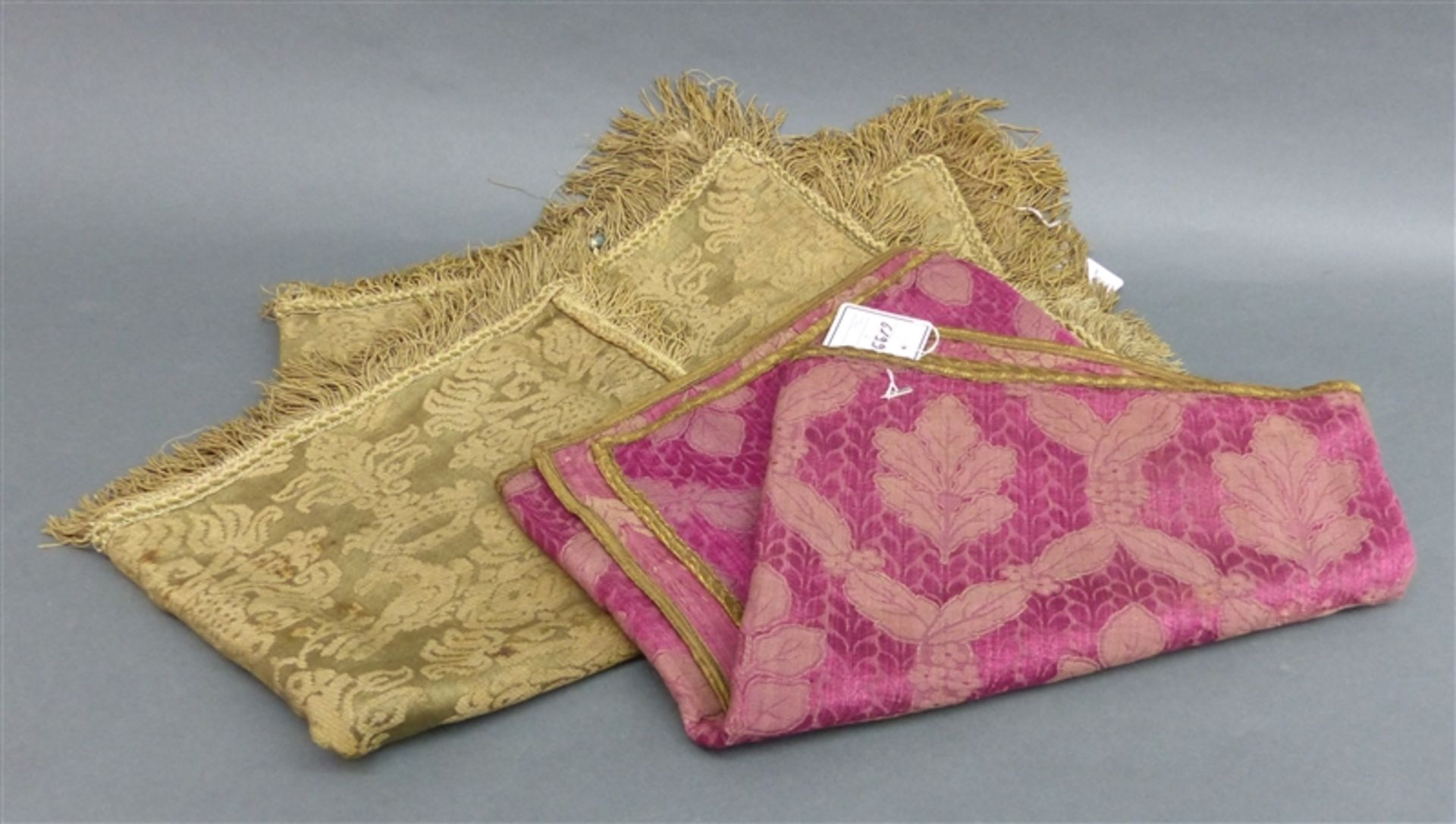 Paar Bokatdecken um 1920, pink und goldfarben, mit Pflanzen- und Ornamentstickereien, beschädigt,