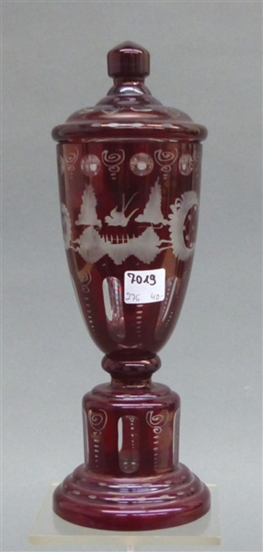 Deckelpokal Glas, beschliffen, rubinroter Überfang, Bayerischer Wald, 20. Jh., h 27 cm,