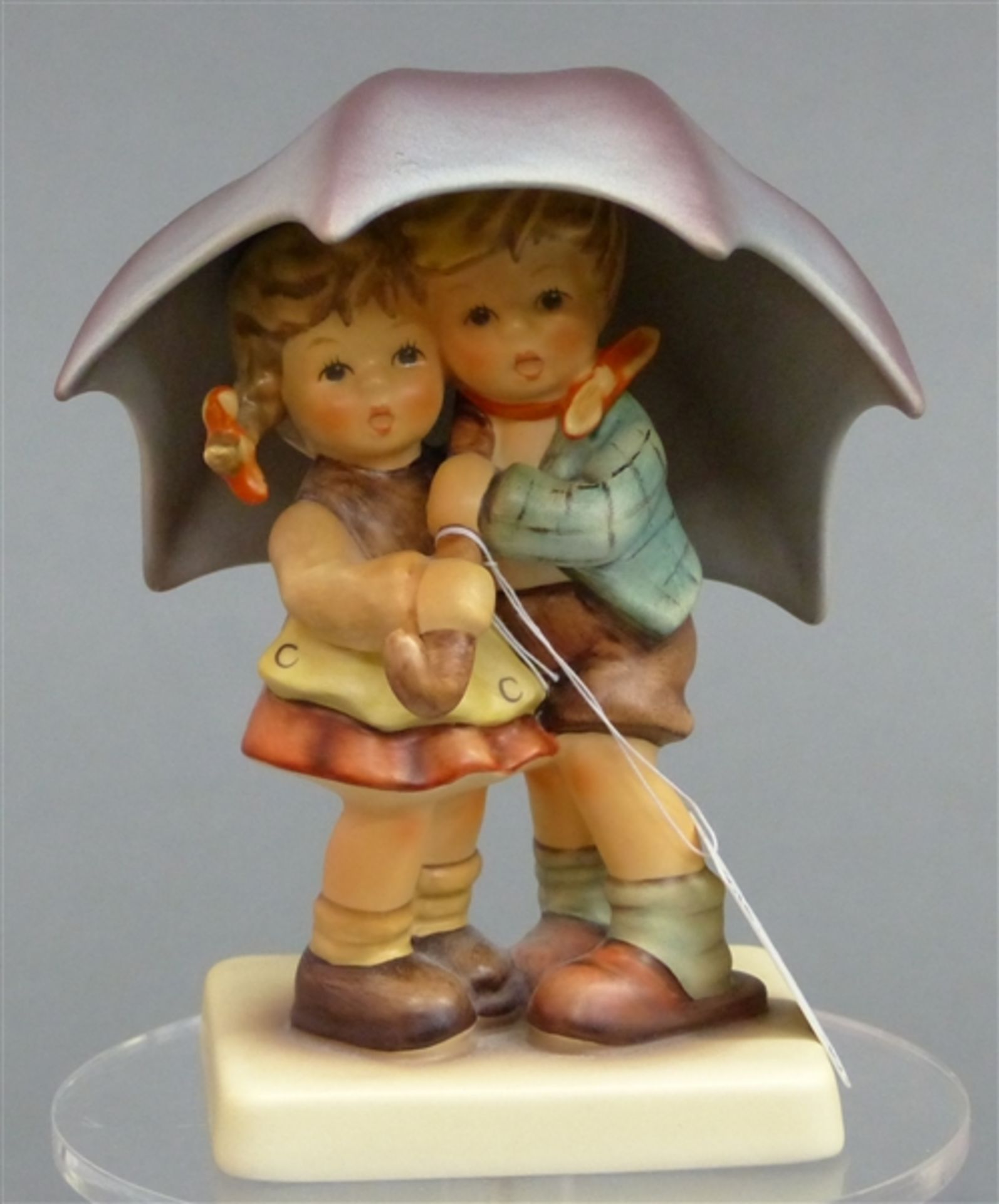 Hummelfigur Porzellan, Kinder unterm Regenschirm "Sauwetter", bunt bemalt, Bodenmarke, h 12 cm,