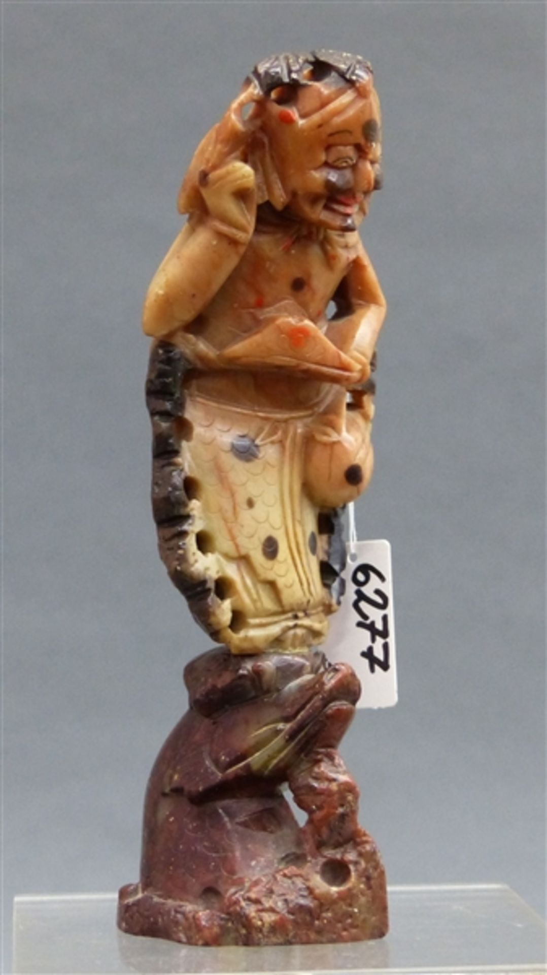 Specksteinskulptur asiatisch, geschnitzt, männliche Gottheit, 18./19. Jh., Sockel später, h 16 cm,