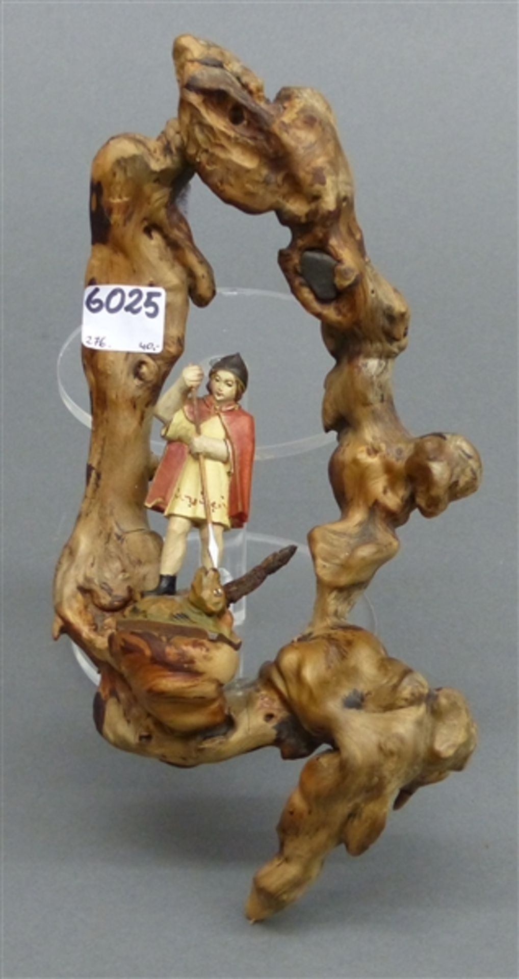Holzschnitzarbeit Hl. Michael mit dem Drachen, bemalt, auf Naturwurzel montiert, Grödnertal, h 24