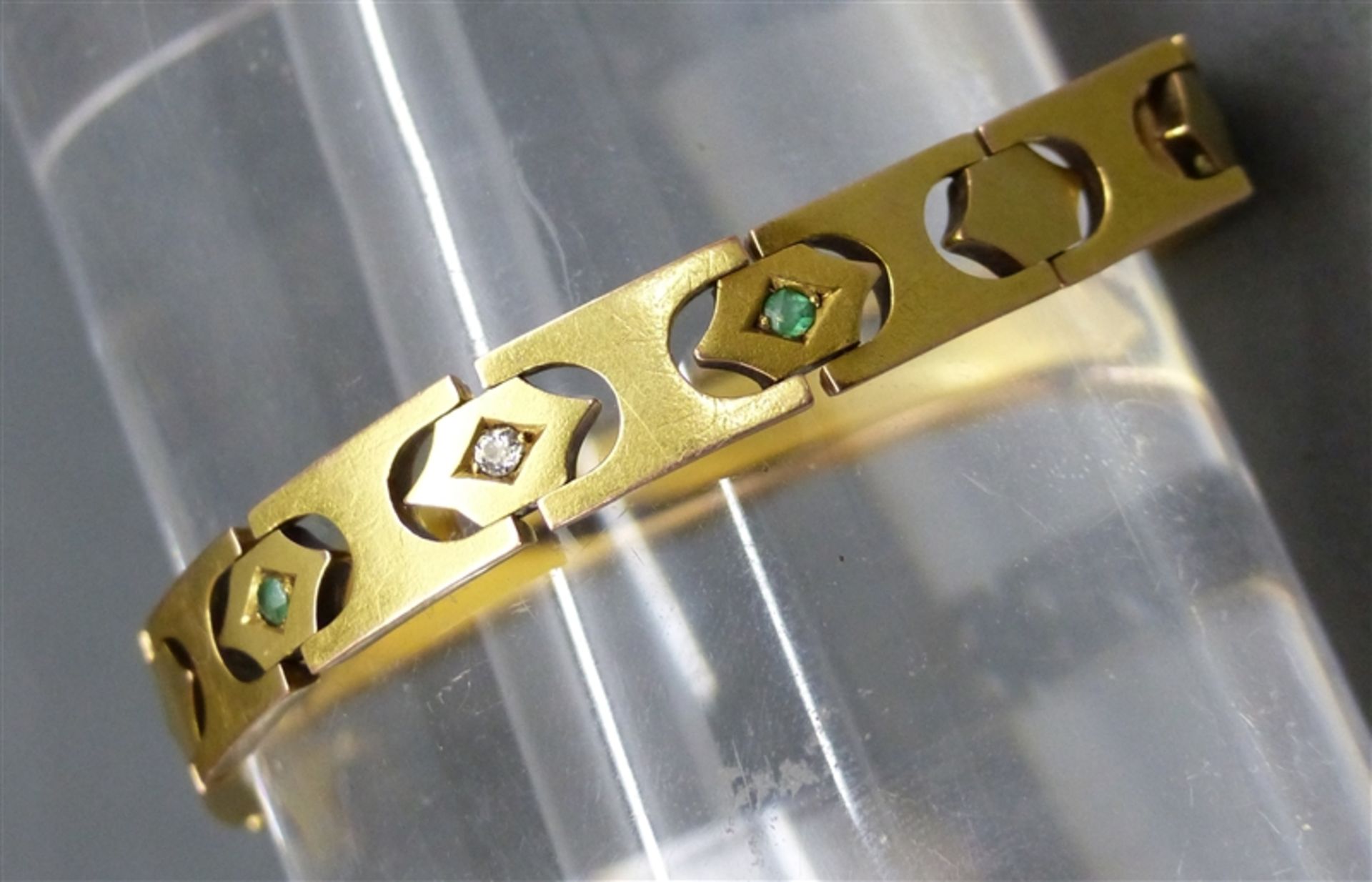Armband, um 1920 14 kt. Gelbgold, 1 kleiner Diamant, 2 Smaragde, Kastenschloss mit