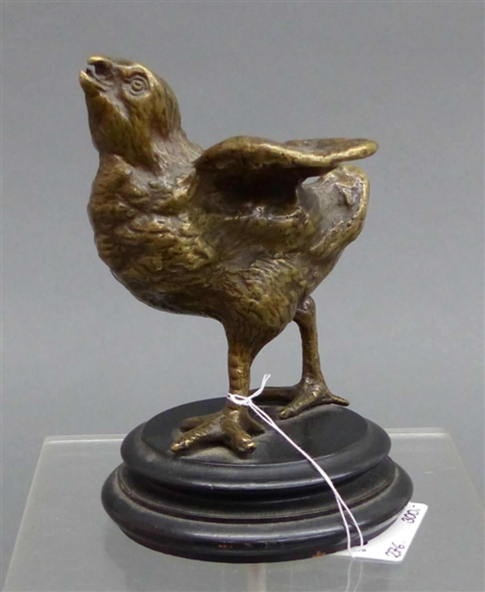 Wiener Bronze Küken mit ausgebreiteten Flügeln, 19. Jh., auf Holzsockel, h 9 cm, selten,