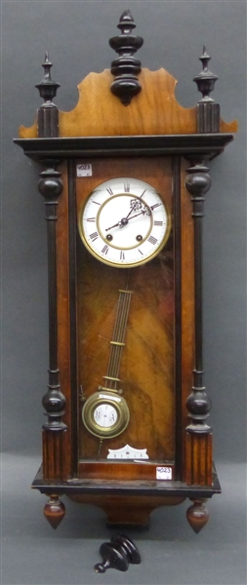 Regulator, um 1900 Holzgehäuse, Messingwerk mit Schlüsselaufzug, Schlag auf Tonspirale, (1