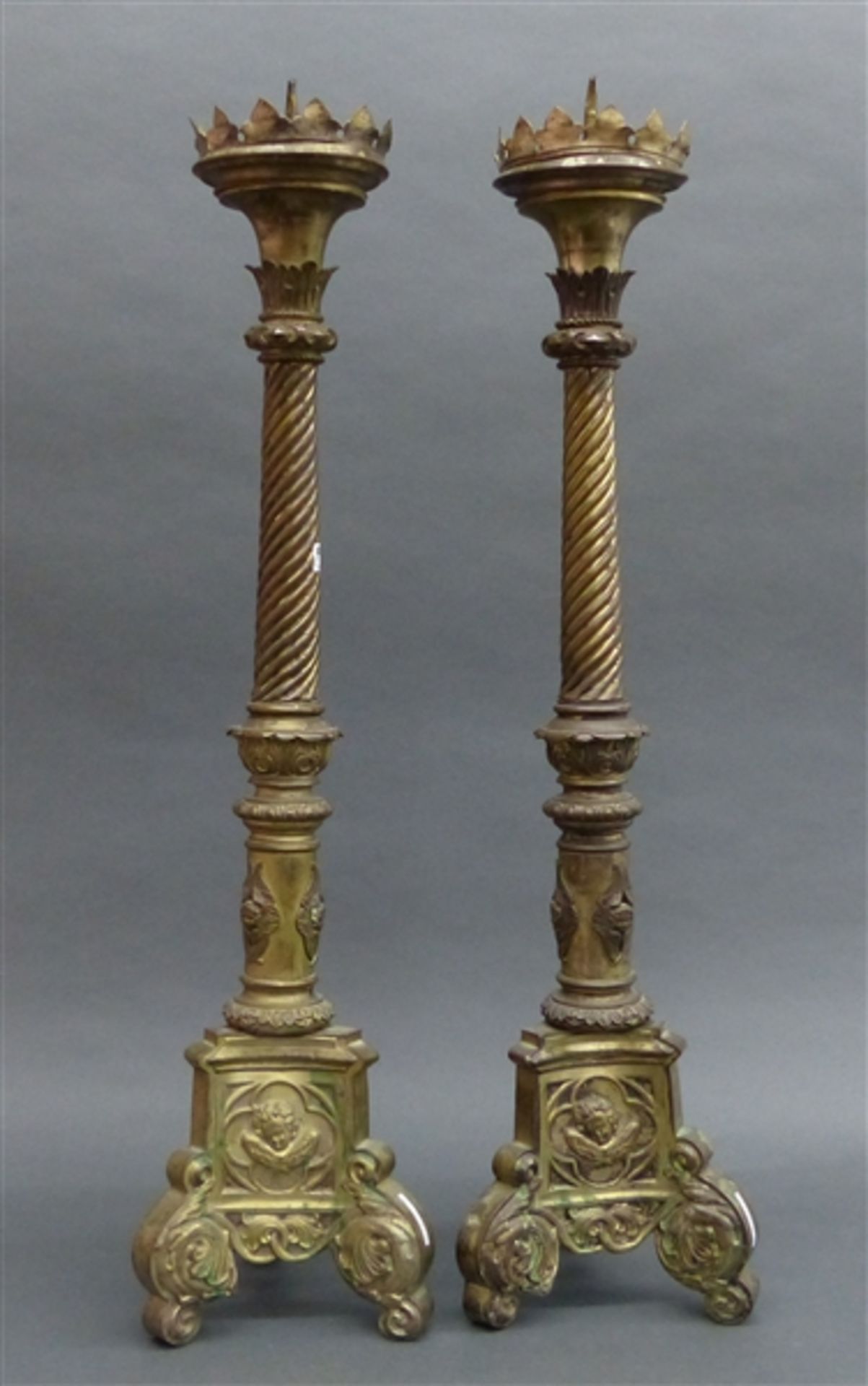 Paar Altarleuchter Metall, Restversilberung, reliefierte Puttiköpfe, 19. Jh., h 78 cm,