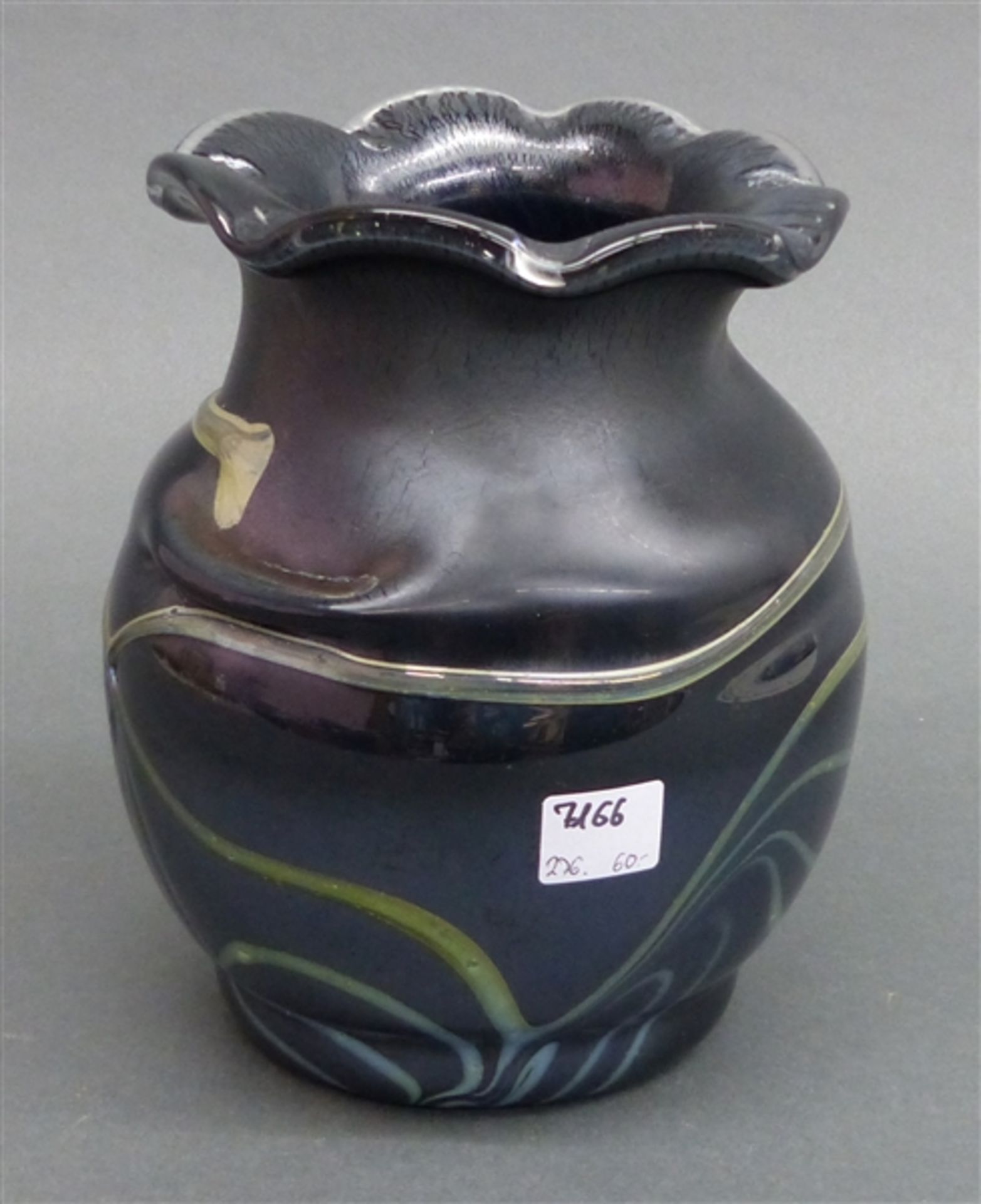 Eischvase schwarz-blaues Glas, umlaufendes Dekor, irisierend, signiert: Eisch 78, h 18 cm,