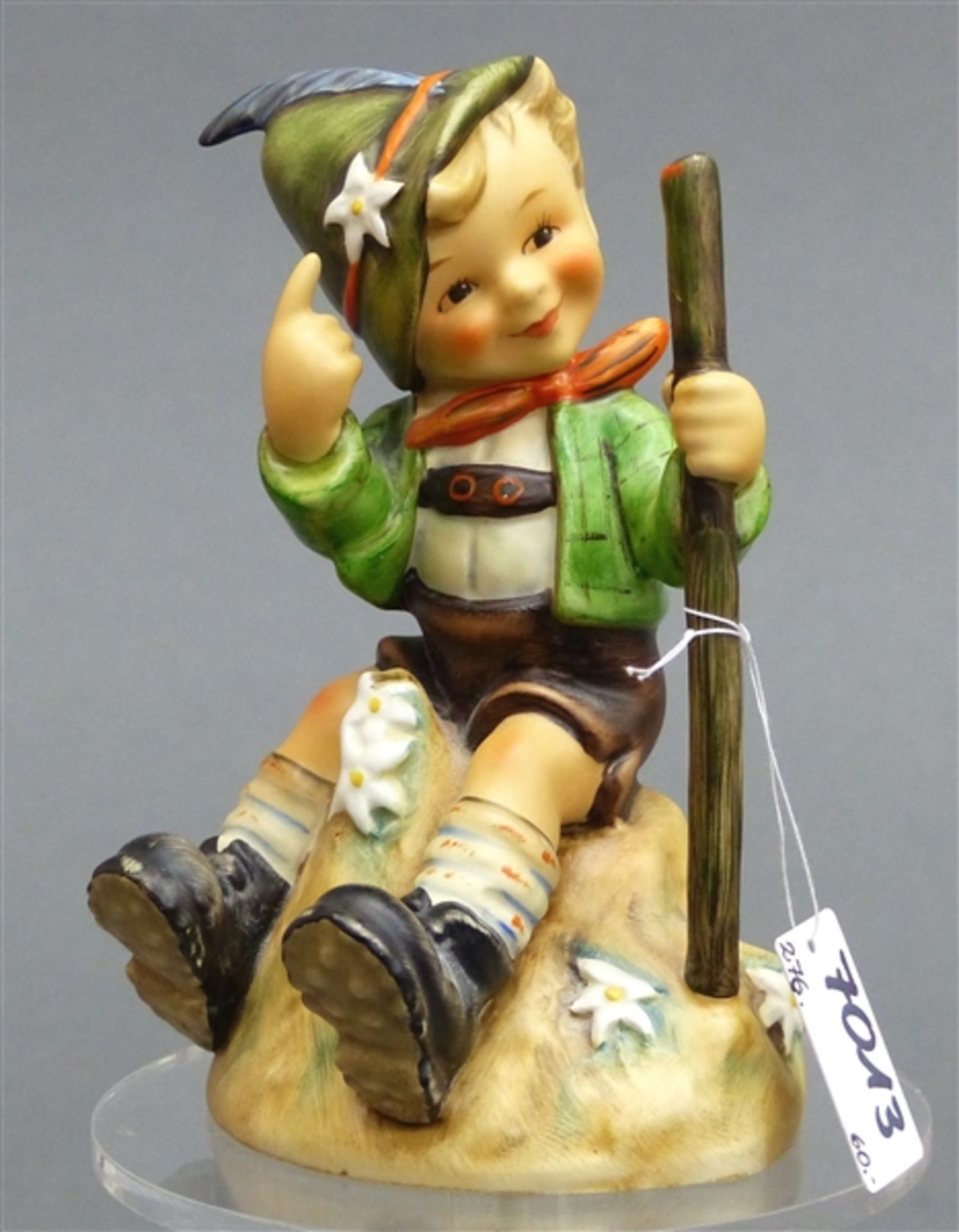 Hummelfigur Porzellan, Junge mit Wanderstab, "I hab's erreicht", bunt bemalt, Bodenmarke, h 13 cm,