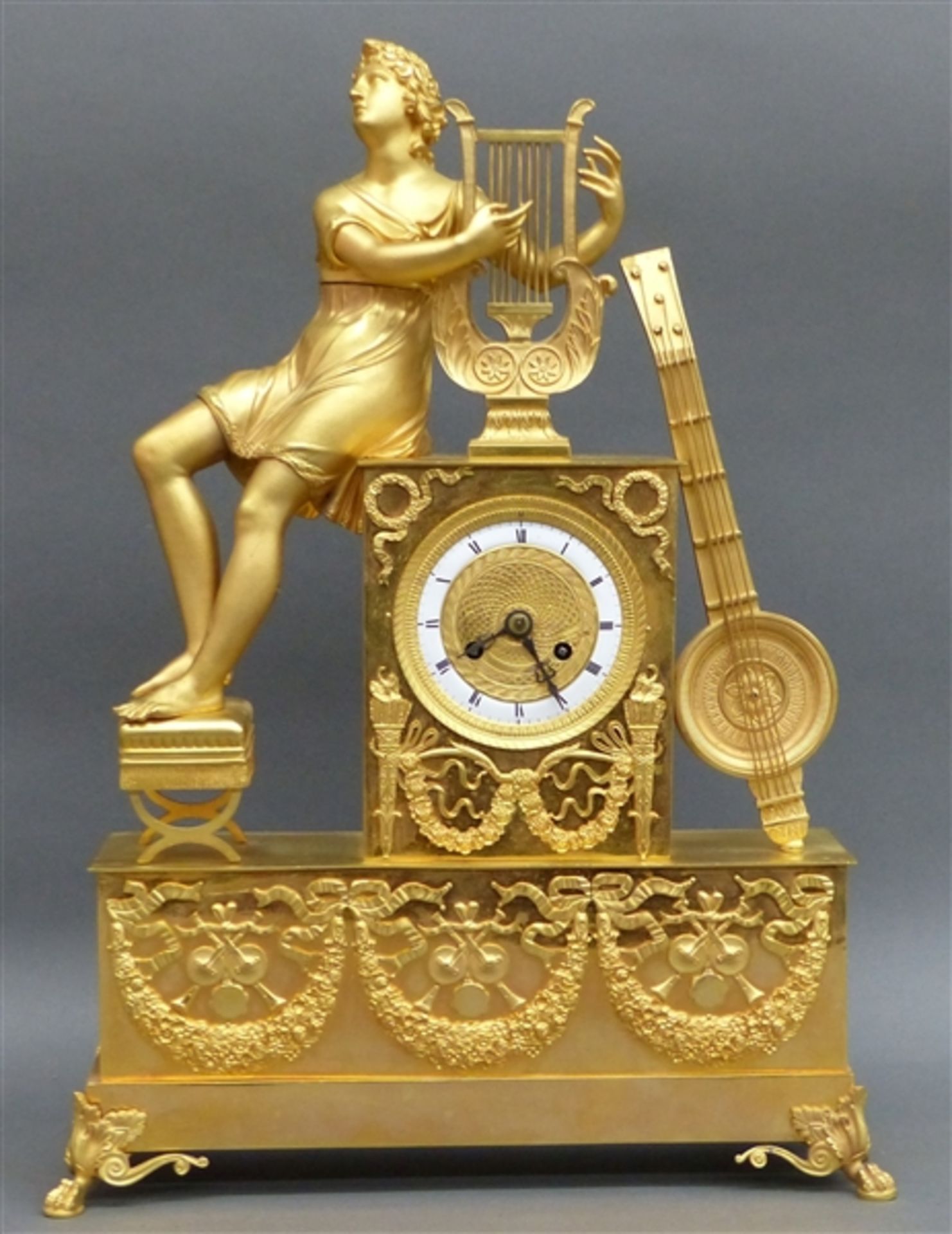 Pendule Frankreich um 1800, feuervergoldet, figürlich ausgearbeitet, "Jüngling mit einer Harfe",