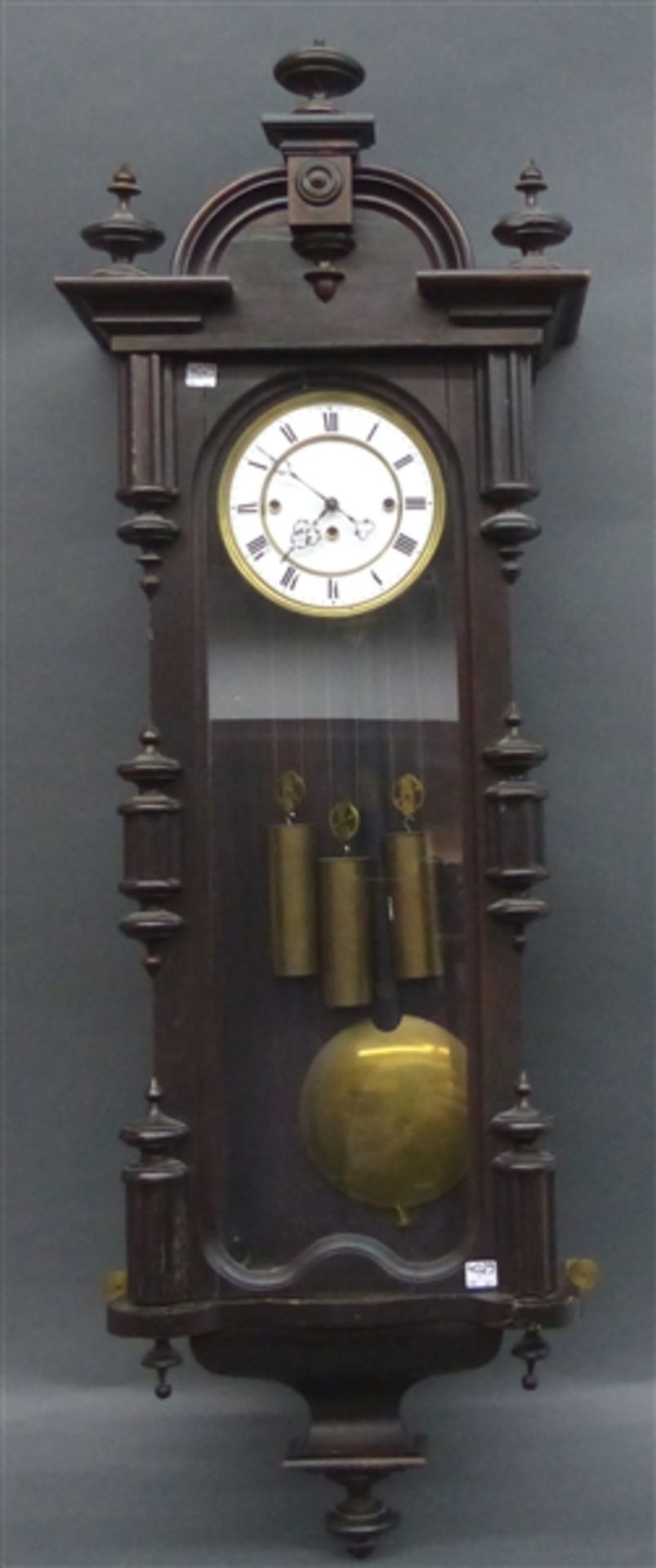 Regulator, um 1900 Holzgehäuse, Messingwerk mit 3 Gewichten, Schlüsselaufzug, Schlag auf Tonspirale,