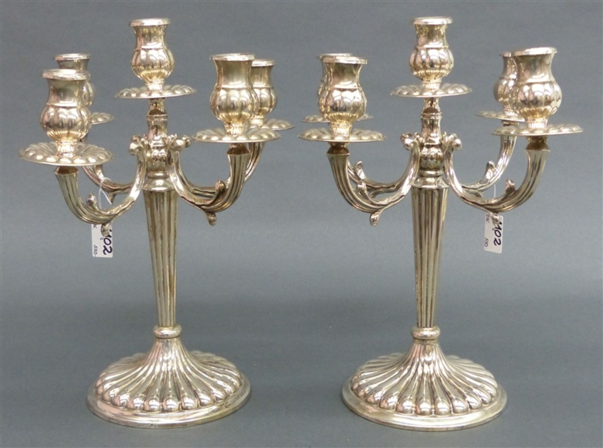 Paar Kerzenleuchter Silber, je fünfflammig, reicher Dekor, punziert, h 30 cm, 900 g schwer,