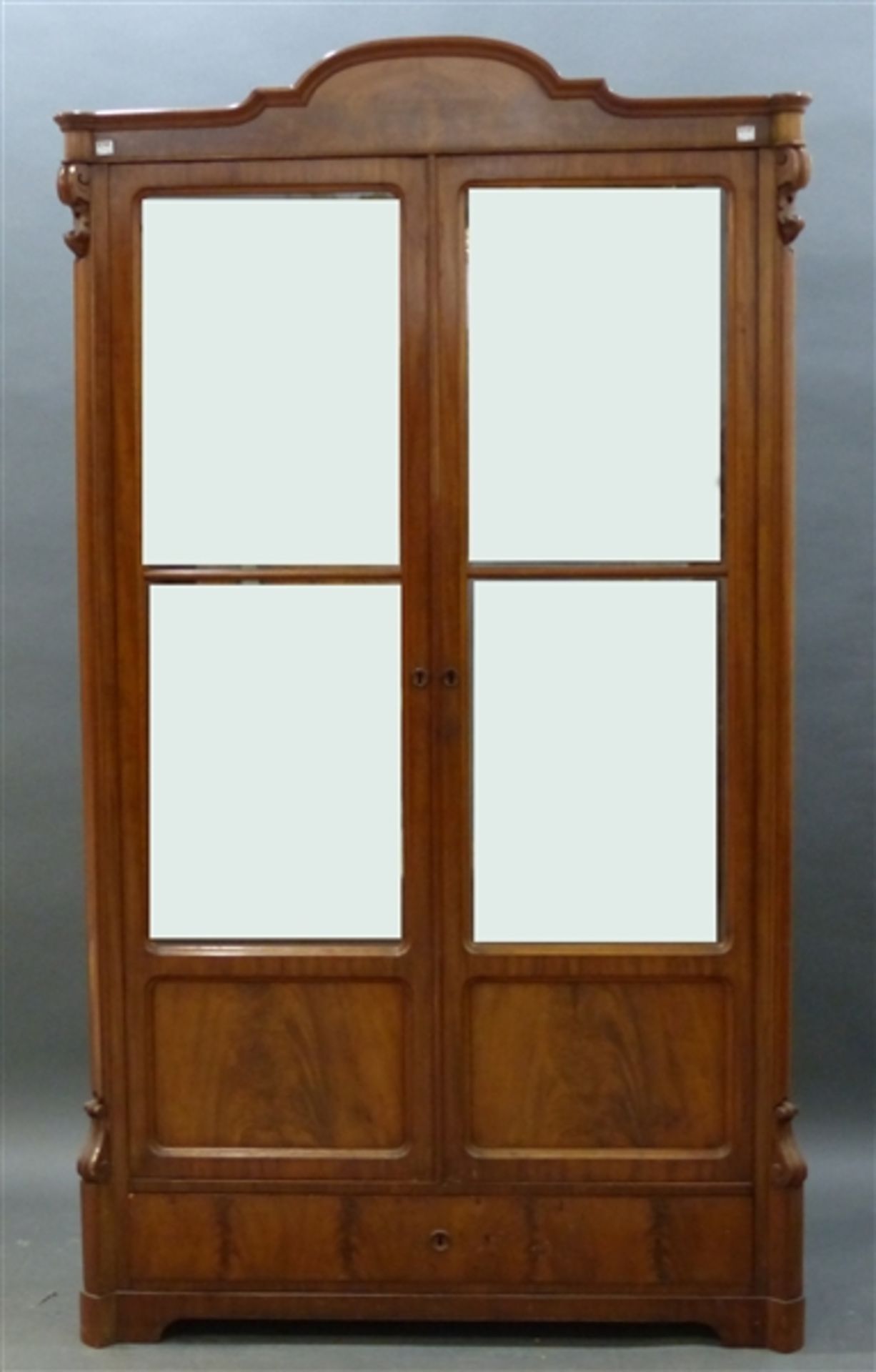 Vitrine, um 1880 Nussbaum, zweitürig, Spiegelfurnier, zwei Drittel verglast, Rückseite