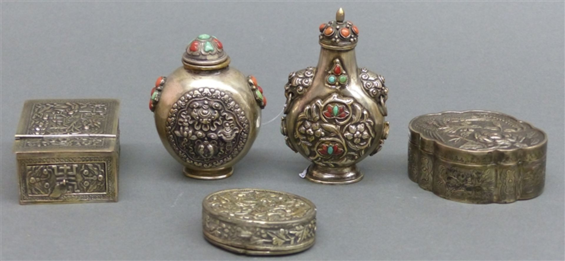 Konvolut Djoktja Silber, Indonesien, 3 Dosen, 2 Snuffbottles, Reliefdekor, Blumen- und Ornamente,