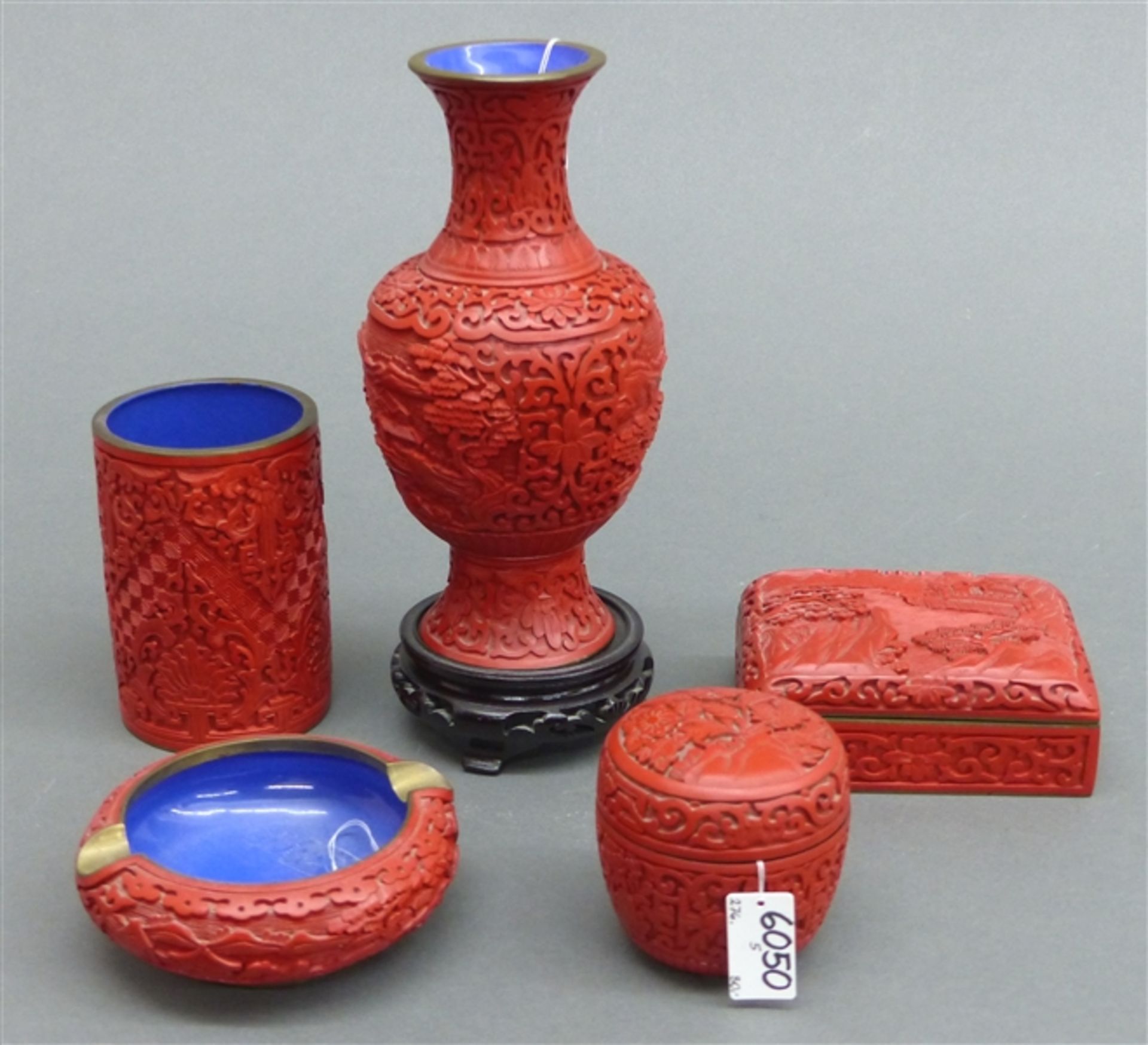 Konvolut China, Rotlackarbeiten, 5 St., 2 Vasen, 1 Ascher, 2 Dosen, 20. Jh., h 4-22 cm,