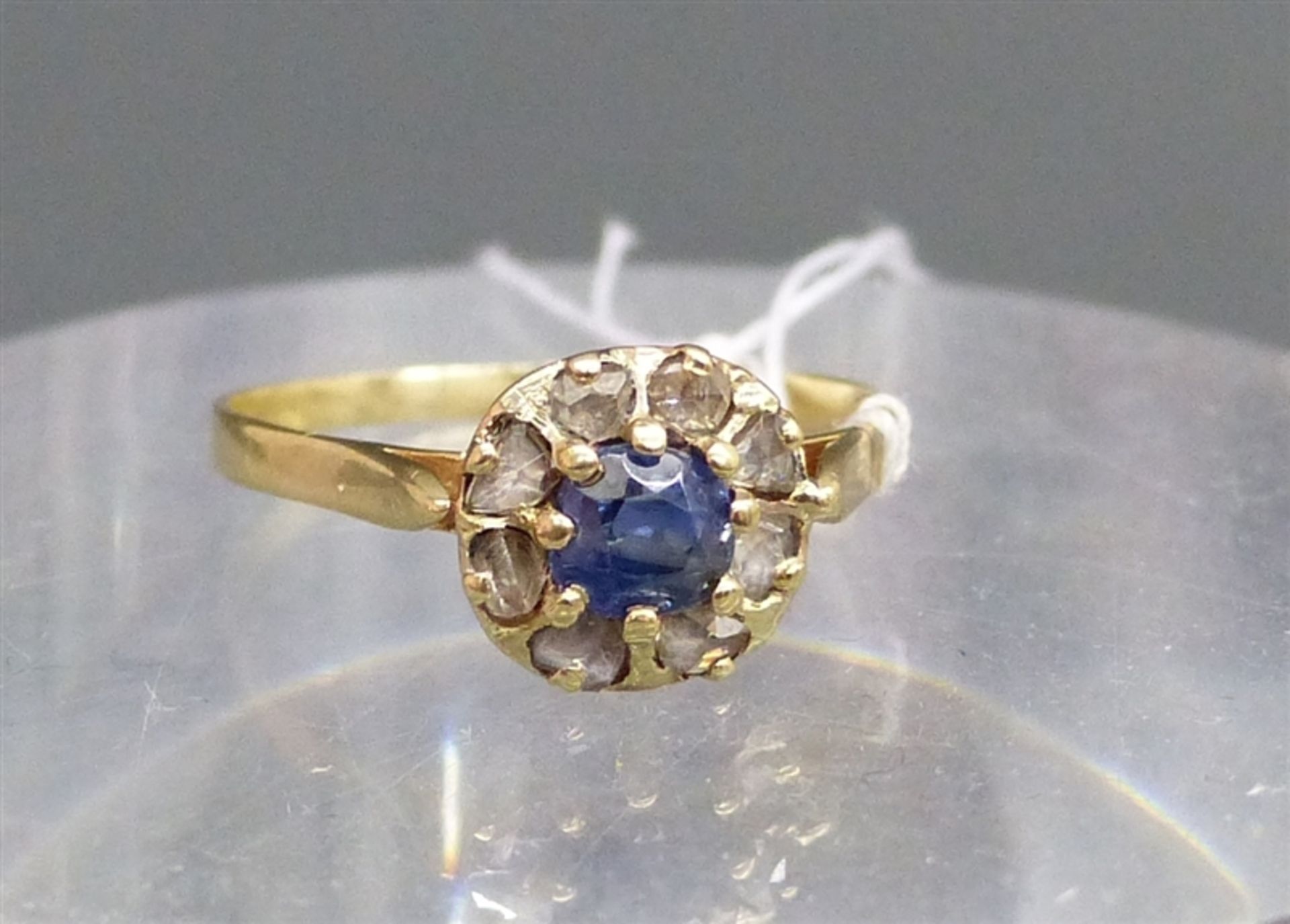 Damenring 14 kt. Gelbgold, mittig runder Saphir, Kranz mit 8 Diamantrosen, ca. 2 g schwer, RM 51,