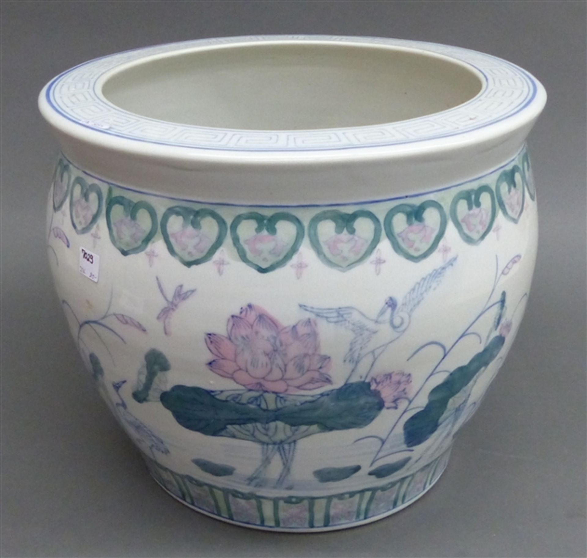 Chinabowl, 20. Jh. Porzellan, bemalt, Lotusblüten und Kraniche, h 31 cm,