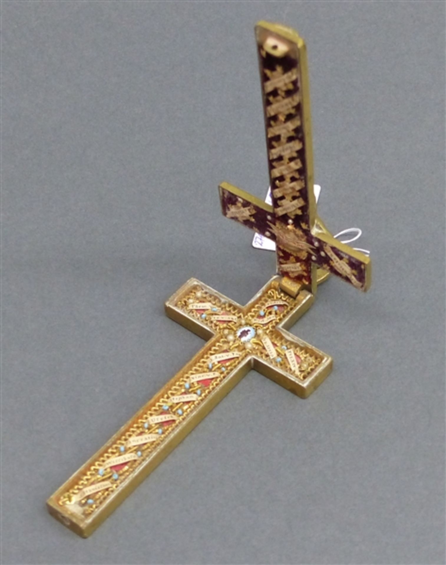 Reliquienkreuz, 19. Jh. Messing, Relief, mit Inhalt, 1 Schräubchen fehlt, h 12 cm,