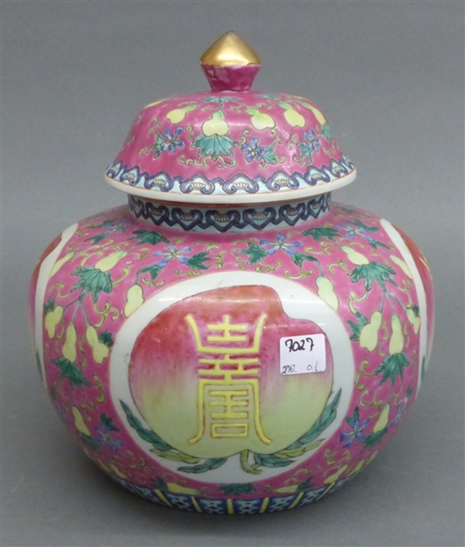 Deckelvase Porzellan, China 20. Jh., bemalt, Rankendekor, Schriftzeichen, h 25 cm,