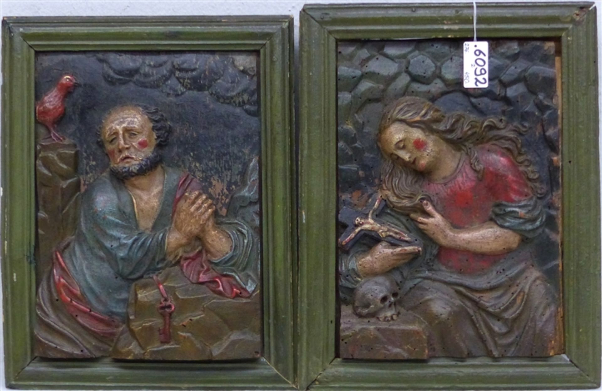 Paar Reliefschnitzereien 17./18. Jh. Holz, gefasst und bemalt, "Hl. Maria Magdalena mit Kreuz und