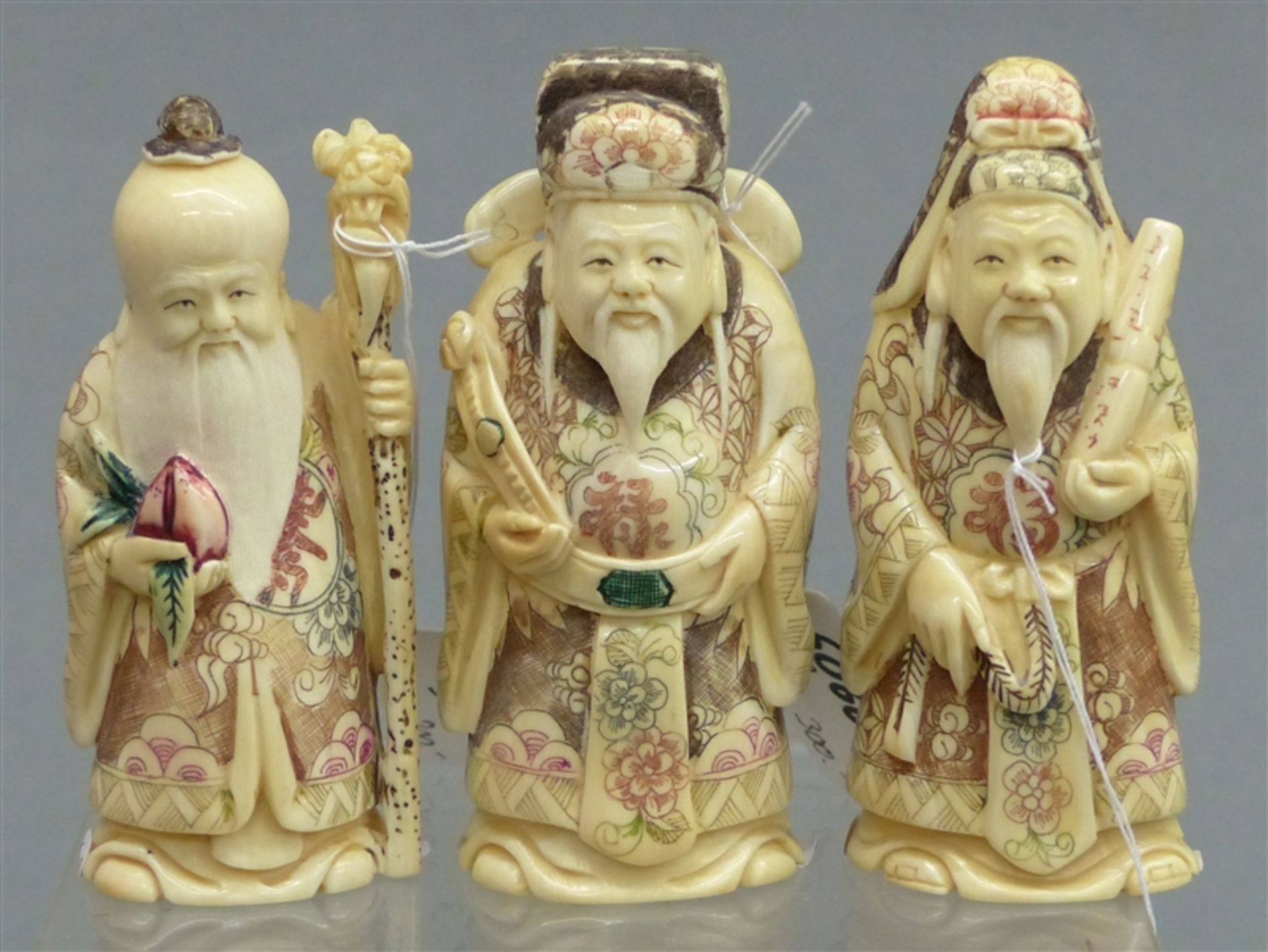 3 Elfenbeinschnitzereien, um 1900 China, "Drei Weise mit Bart", teilweise bemalt, signiert, h ca.