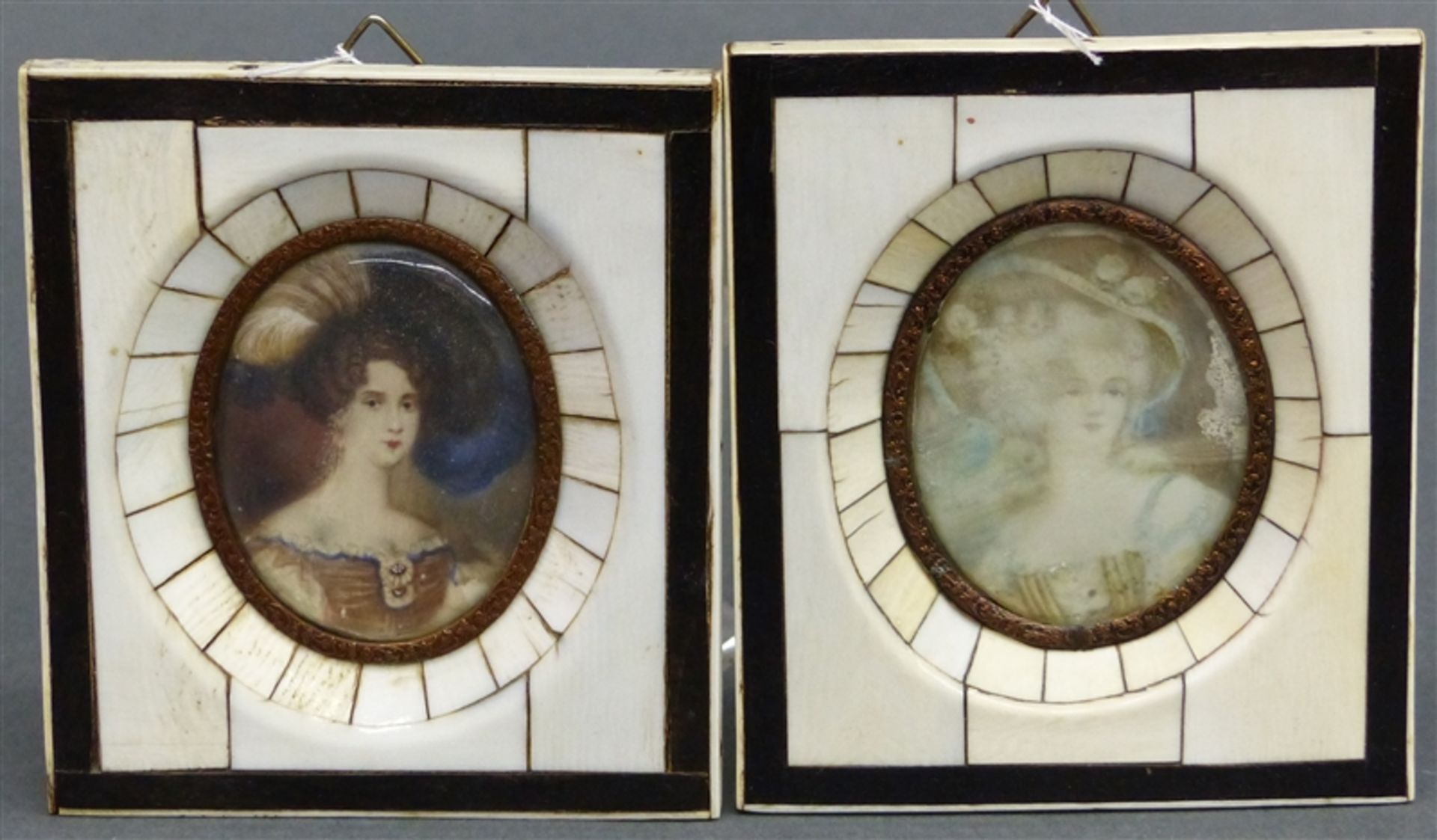 Paar Miniaturen Guache auf Elfenbein, Damen mit Hüten, ovaler Bildausschnitt, um 1920, 5,5 x 4,5 cm,