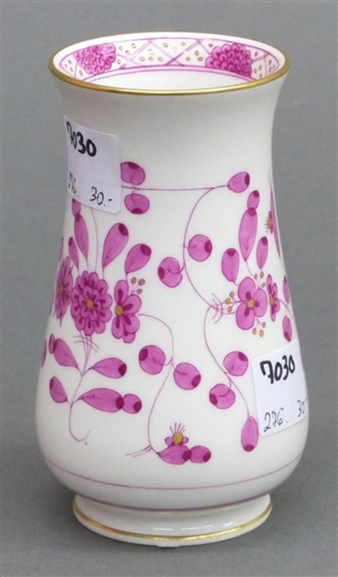 Porzellanvase Manufaktur Meissen, bemalt, indianische Blume, Goldrand, blaue Schwertermarke, h 11