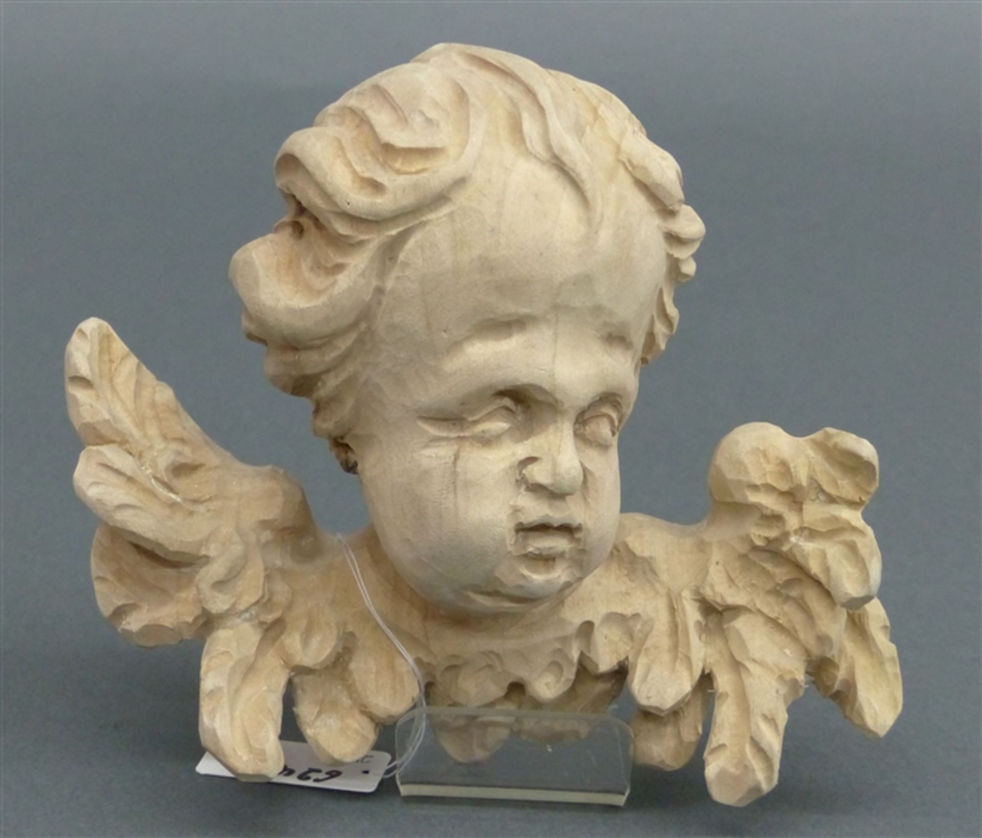 Holzskulptur geflügelter Putto, natur (wohl abgelaugt), Süddeutsch, 19. Jh., h 13 cm,